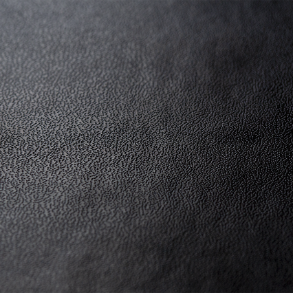 Copertina rigida in pelle nera: Copertina realizzata in similpelle nera (Skinplast: spalmato in pvc e cartoncino) e anima in cartone rigido.