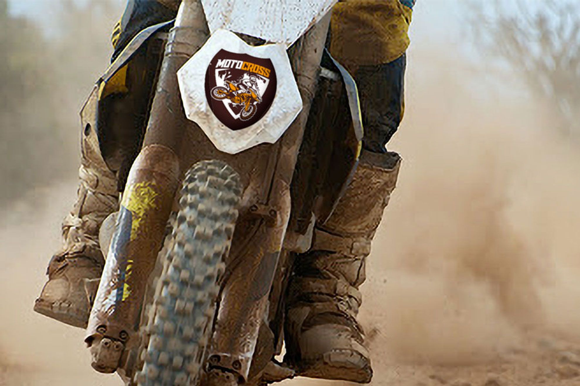 Adesivo scudo personalizzato applicato su ruota di motocicletta, che dimostra la stampa di adesivi durevoli per branding automobilistico e sport motoristici. Questo esempio mostra come i design di adesivi personalizzati resistono alle condizioni esterne e all'uso intenso. Ordina i tuoi adesivi con forma personalizzata online su Sprint24 per sport, veicoli e applicazioni promozionali.