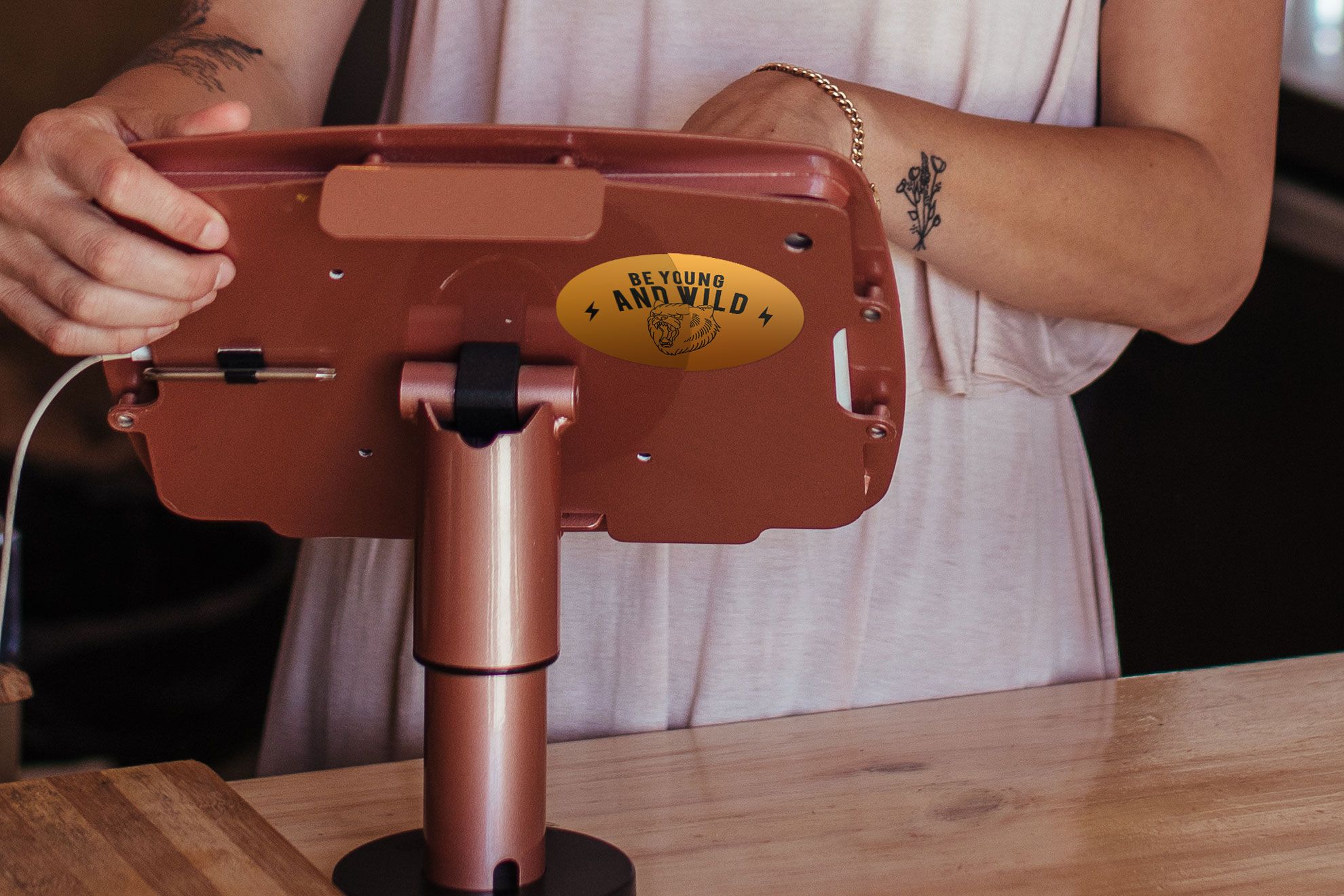 Gli adesivi ovali personalizzati valorizzano il tuo marchio con stampa di qualità professionale disponibile online. Perfetti per l'etichettatura dei prodotti, il branding aziendale e le campagne promozionali, questi adesivi ovali resistenti offrono un impatto a prezzi accessibili. Il servizio online di Sprint24 ti consente di progettare e ordinare adesivi ovali personalizzati con infinite opzioni…