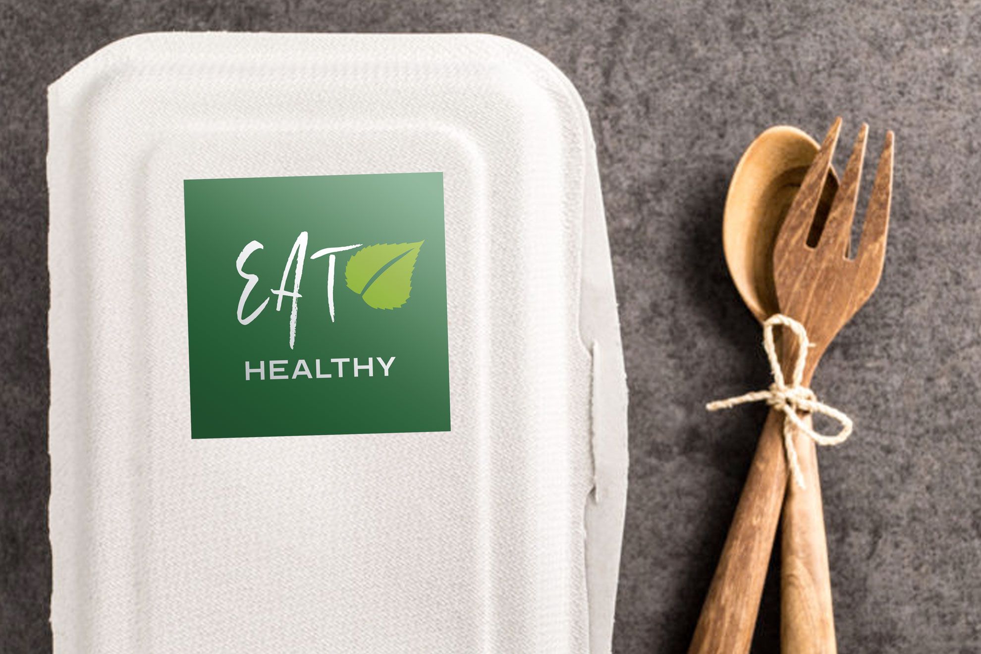 Gli adesivi quadrati sono perfetti per etichettare i contenitori alimentari, marcare i box da asporto e creare identificatori di prodotti personalizzati per ristoranti e servizi di catering. Questo esempio mostra un design professionale di adesivo quadrato verde applicato a un contenitore alimentare bianco, dimostrando qualità e durabilità superiori dell'etichetta. Configura e stampa adesivi quad…