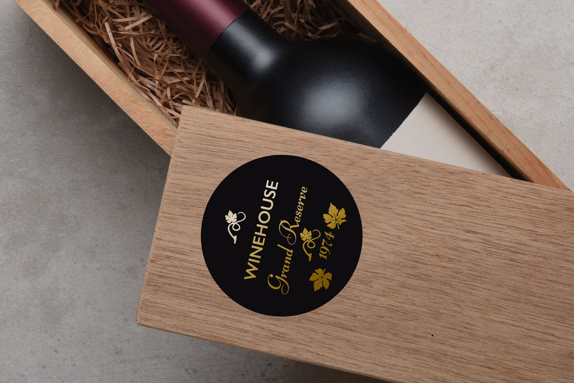 Crea adesivi rotondi personalizzati professionali con stampa dorata premium su nero opaco, perfetti per bottiglie di vino ed etichette di prodotto. Progetta i tuoi adesivi rotondi online usando il configuratore facile di Sprint24 con risultati di alta qualità a prezzi competitivi. Ideale per aziende e progetti personali che richiedono adesivi personalizzati per il branding, l'imballaggio e l'iden…