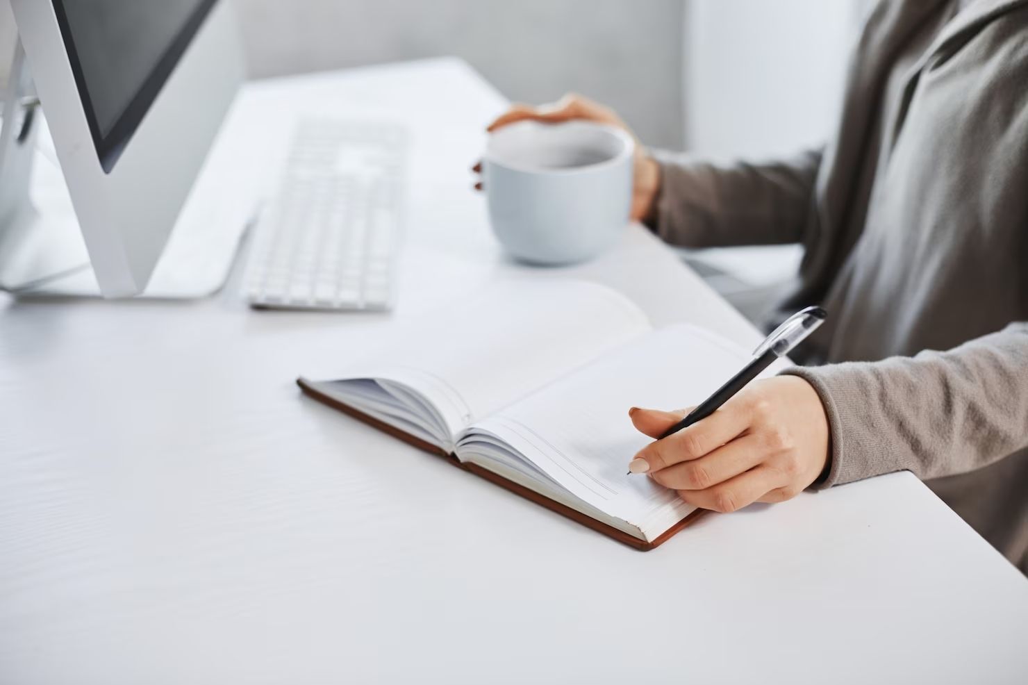 Le nostre agende aziendali personalizzate mantengono il vostro programma organizzato riflettendo l'immagine professionale della vostra azienda. Progettate per dirigenti e team, questi planner stampati offrono layout personalizzabili e opzioni di branding premium. Ordinate la vostra agenda aziendale stampata online su Sprint24 con consegna veloce garantita.
