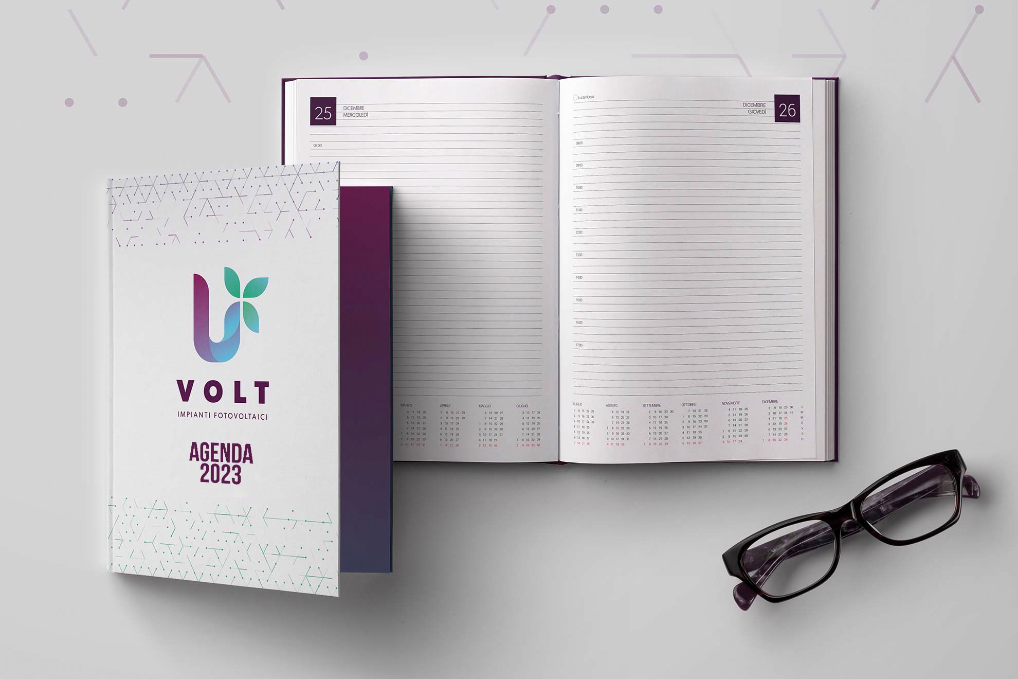 Agenda personalizzata di marca per restare sempre visibile ai tuoi clienti e prospect. Presenta un design elegante con pagine funzionali per l'organizzazione quotidiana. Perfetto come regalo aziendale che mantiene il tuo brand sulla scrivania del cliente.