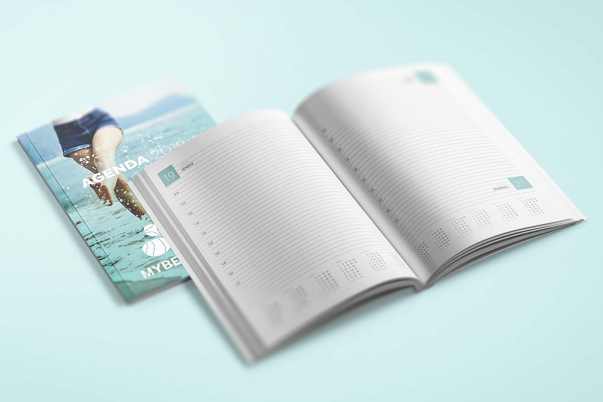Crea un'agenda personalizzata con il branding della tua azienda in copertina, tenendo la tua attività sempre sotto gli occhi dei tuoi clienti. Questo planificatore stampato professionale combina funzionalità pratica con il tuo design personalizzato, rappresentando uno strumento di marketing efficace per la fidelizzazione e il rafforzamento della lealtà del marchio.