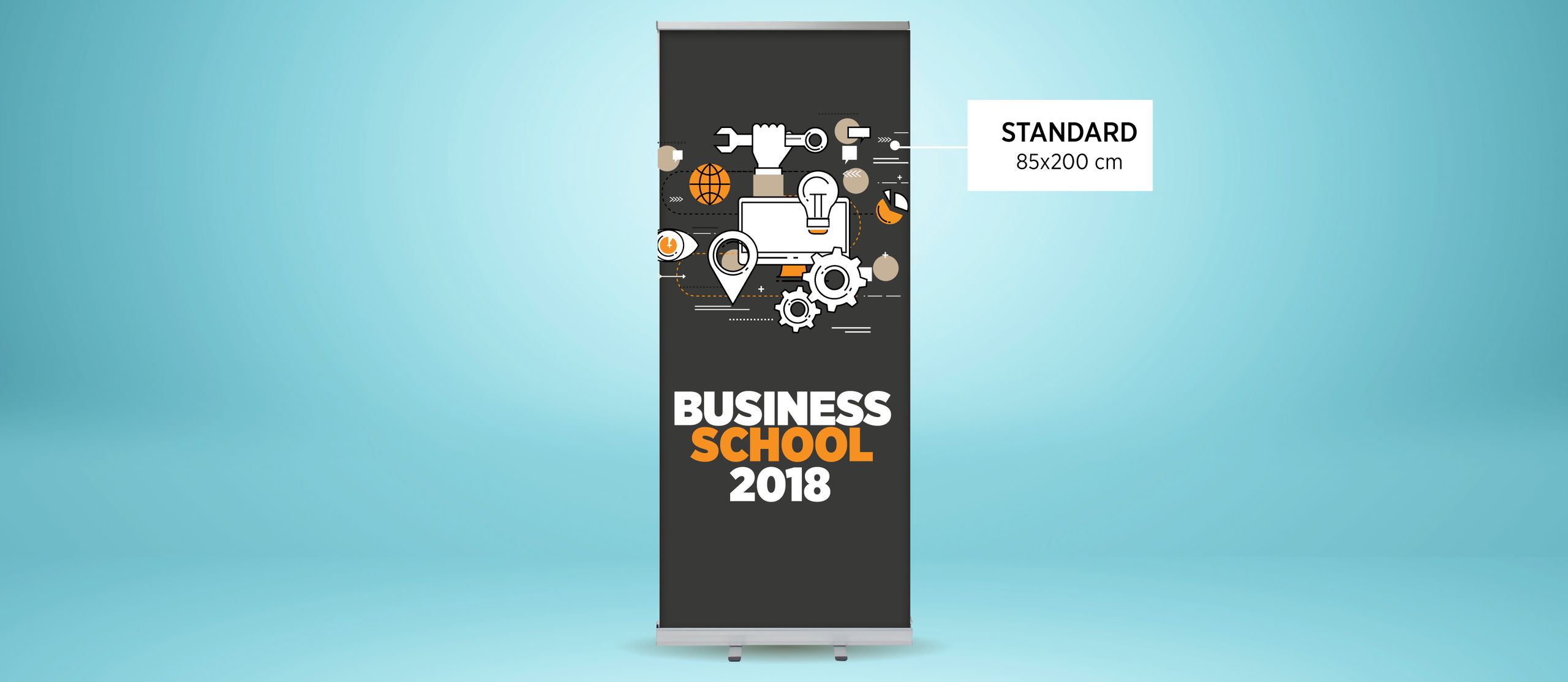 Un banner roll-up a tutta altezza da 85x200 cm che mostra un design "Business School 2018" con icone su sfondo verde acqua. Questa immagine illustra la dimensione standard del banner roll-up disponibile tramite il servizio di stampa personalizzata online di Sprint24. I banner roll-up sono ideali per eventi, fiere ed esposizioni, offrendo visibilità elevata con facile trasporto e montaggio.