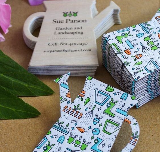 Biglietti da visita creativi con illustrazioni colorate vibranti e motivi giocosi. Questi design originali mostrano come elementi creativi innovativi elevano il branding professionale. Ispirazione perfetta per biglietti da visita unici e memorabili.