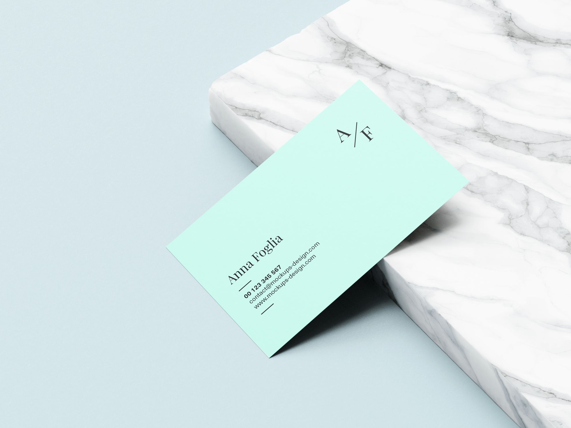 Un biglietto da visita elegante verde menta per Anna Foglia con logo monogramma AF incrociato e tipografia minimale, su sfondo in marmo bianco. I biglietti da visita eleganti con colori pastello e design monogramma sono ideali per liberi professionisti, consulenti, stilisti e professionisti che cercano una prima impressione raffinata e memorabile.
