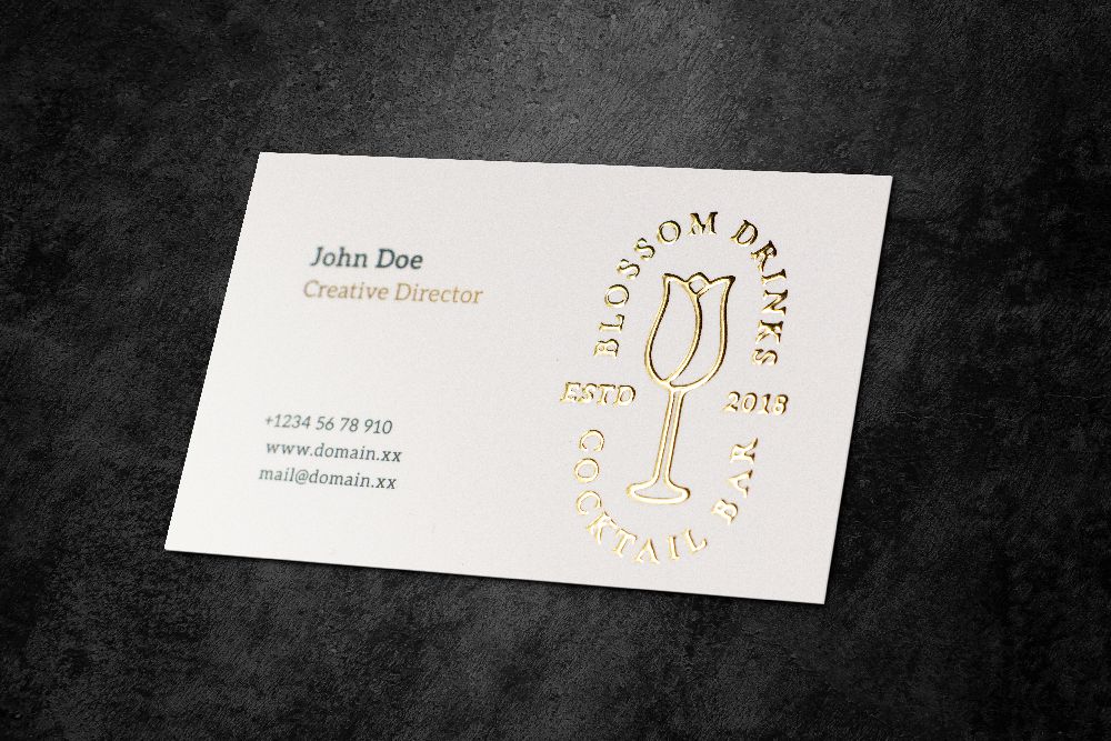 Un esempio di biglietto da visita professionale con design pulito e minimalista con accenti sofisticati in oro. Il biglietto presenta elementi di branding raffinati, ideale per professionisti creativi che cercano grafica di biglietti da visita sobria ma memorabile. Questo design dimostra come la semplicità e la tipografia elegante creano un'identità visiva impactante per uso professionale.