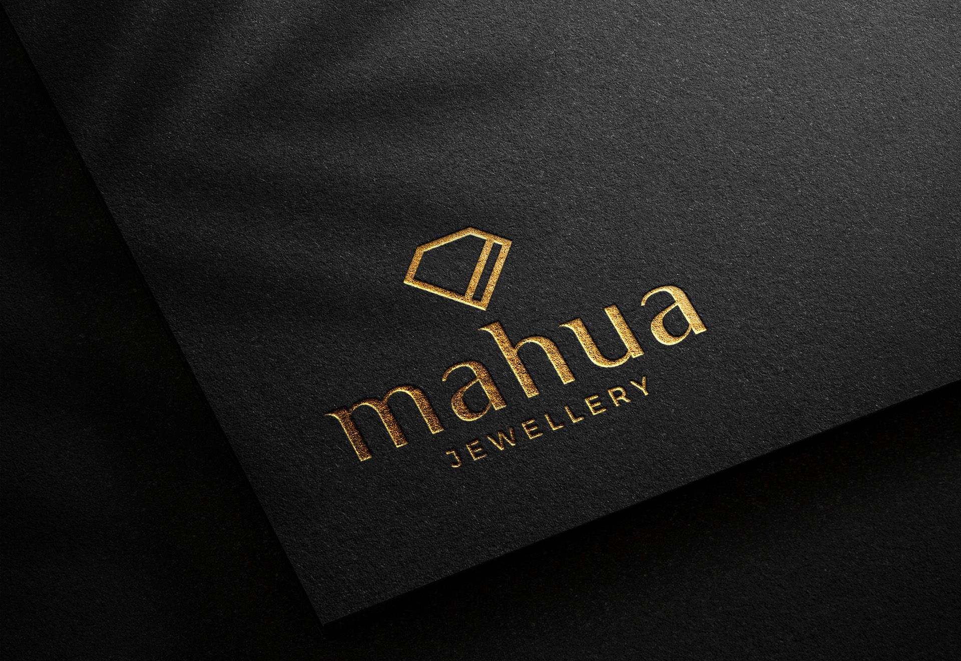 Un biglietto da visita nero con texture di lusso e stampa in oro a caldo con logo diamante Mahua Jewellery. I biglietti da visita eleganti in carta nera con doratura o vernice UV sono la scelta premium per gioiellerie, brand di lusso e professionisti di alto livello che vogliono fare una forte prima impressione e trasmettere esclusività.