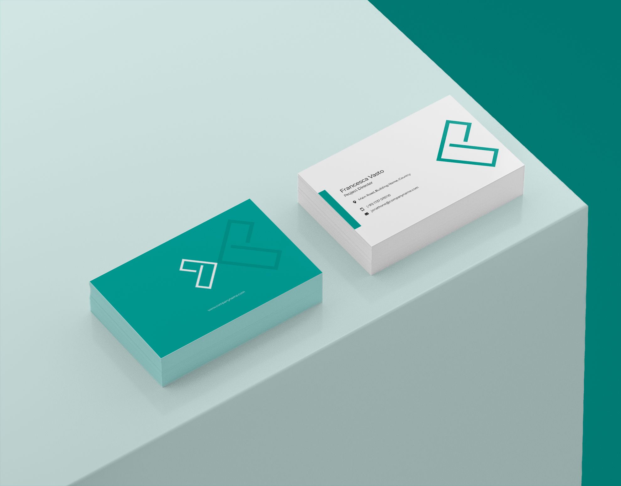 Due pile di biglietti da visita — una con il retro verde acqua pieno e una con il fronte bianco con logo geometrico verde acqua e dati di contatto — appoggiate su una superficie bianca minimale. Questo layout pulito di biglietto da visita dimostra la capacità di Sprint24 di stampare biglietti fronte-retro nitidi con blocchi di colore audaci e design geometrico preciso.