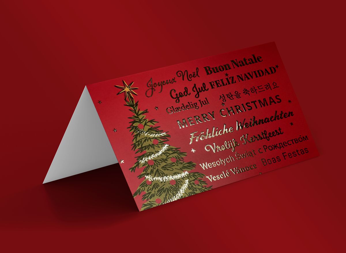 Questo elegante biglietto di auguri di Natale rosso presenta un albero di Natale lussureggiante adornato di decorazioni e forme geometriche moderne. Perfetto per condividere auguri festivi con famiglia e amici, il biglietto mostra messaggi multilingui per una portata internazionale. Personalizza e stampa il tuo biglietto di auguri di Natale con il servizio di stampa online di Sprint24.