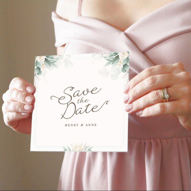 Elegante invito save-the-date con delicati fiori ad acquerello e tipografia sofisticata. Questo design premium di annuncio matrimoniale mette in evidenza la qualità di stampa raffinata, perfetto per le coppie che annunciano il loro grande giorno. Cartoleria professionale che combina l'eleganza moderna con l'appeal senza tempo degli inviti di matrimonio memorabili.