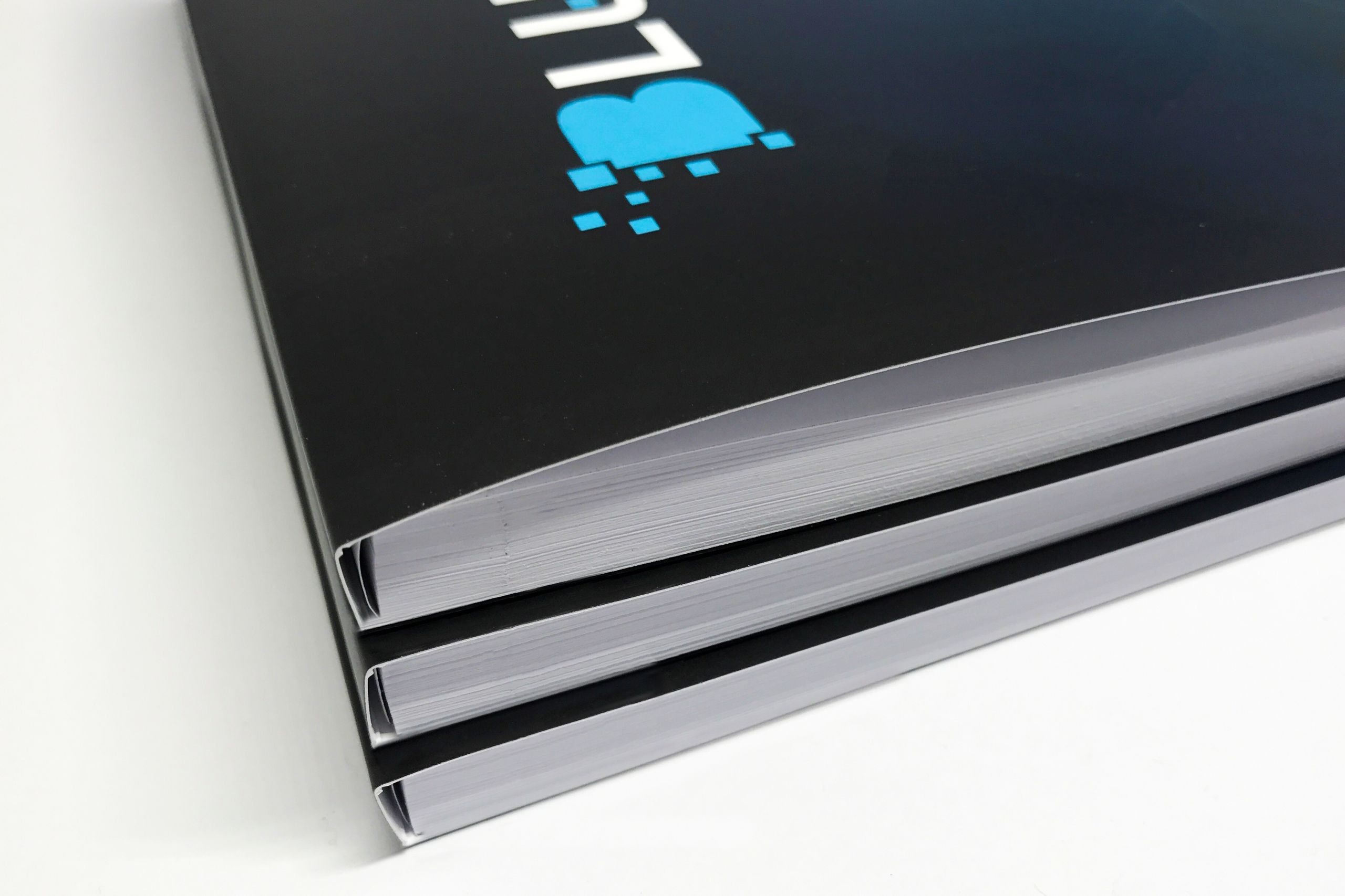 Blocchi appunti rilegatura copertina nera stampata e design geometrico blu logo. Sprint24.