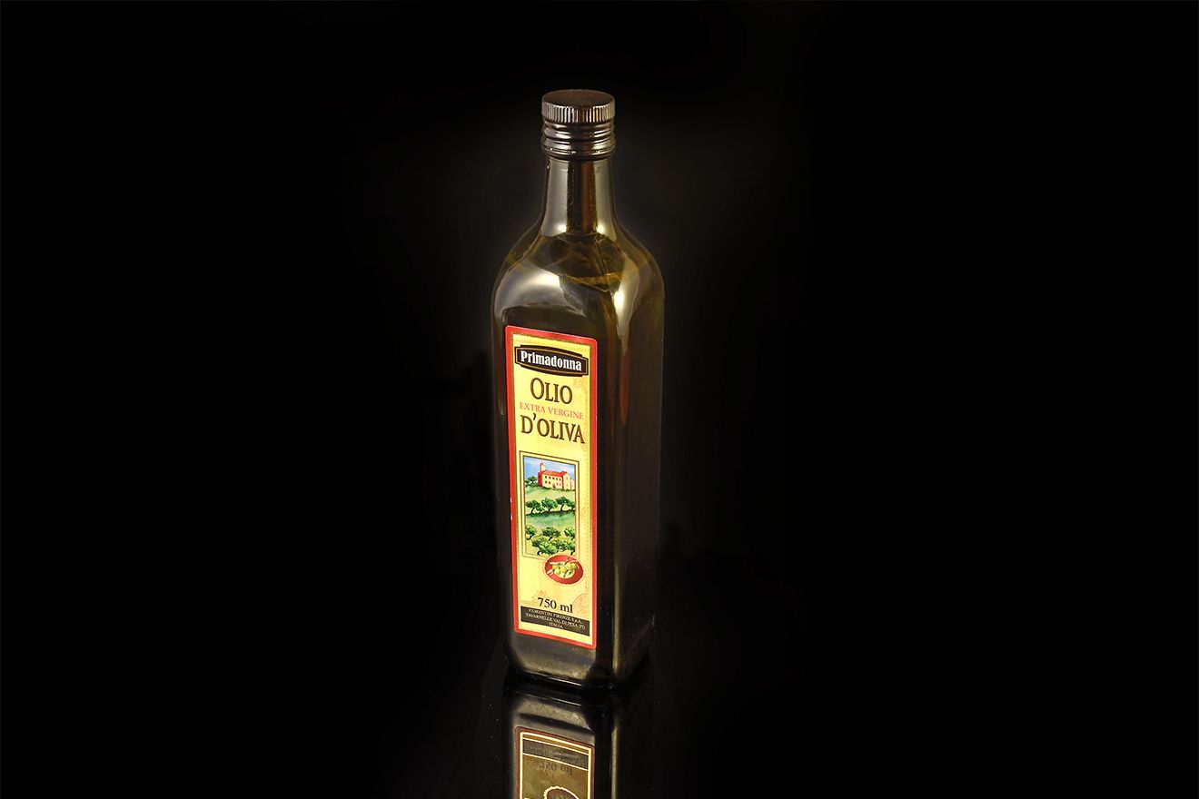 Etichette bottiglie olio oliva personalizzate immagini paesaggio rurale e branding premium. Sprint24.
