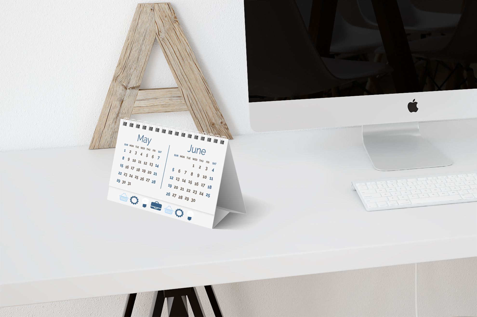 Calendario da scrivania personalizzato stampato con il branding della tua azienda, dotato di un supporto in legno robusto per l'esposizione in ufficio. Ideale per le aziende che cercano un regalo promozionale professionale che combina funzionalità e design elegante. Perfetto per i calendari aziendali che showcasano il tuo logo e il tuo messaggio tutto l'anno.
