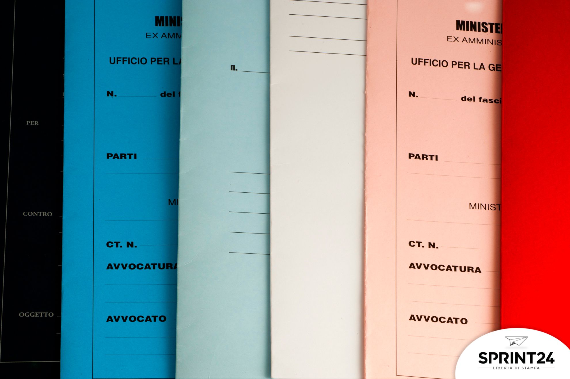 Esplora la nostra gamma di cartelline semplici senza alette disponibili in vari colori come nero, blu, crema, rosa e rosso. Perfette per presentazioni professionali in ufficio e agenzia, queste cartelline personalizzabili offrono verniciatura UV, plastificazione e finiture in rilievo metallizzato.