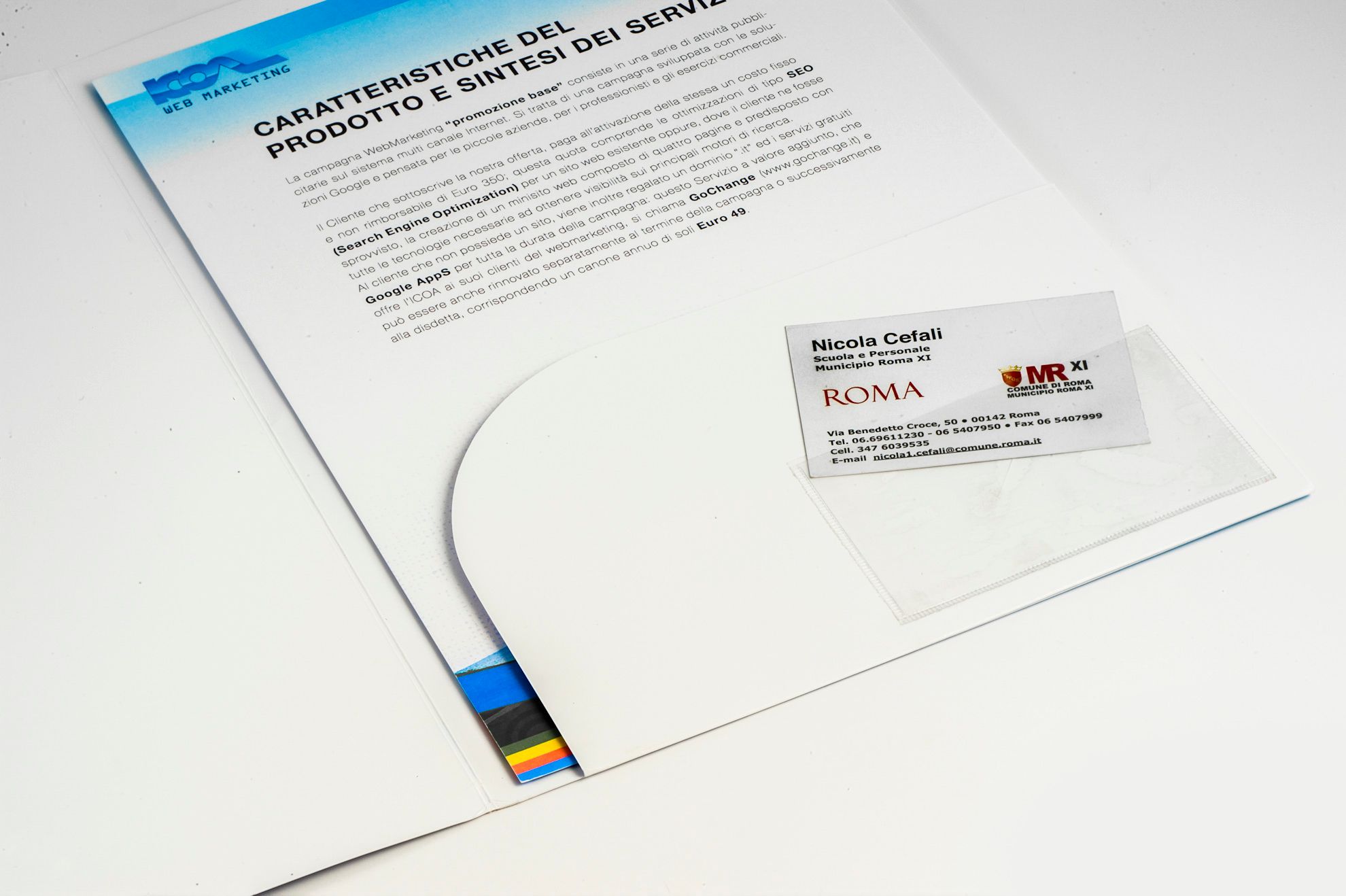 Cartelline stampate con fascia blu e tasca portabiglietto Cartelline personalizzate 4 colori 350g con tasca biglietto da visita plastificazione. Sprint24.