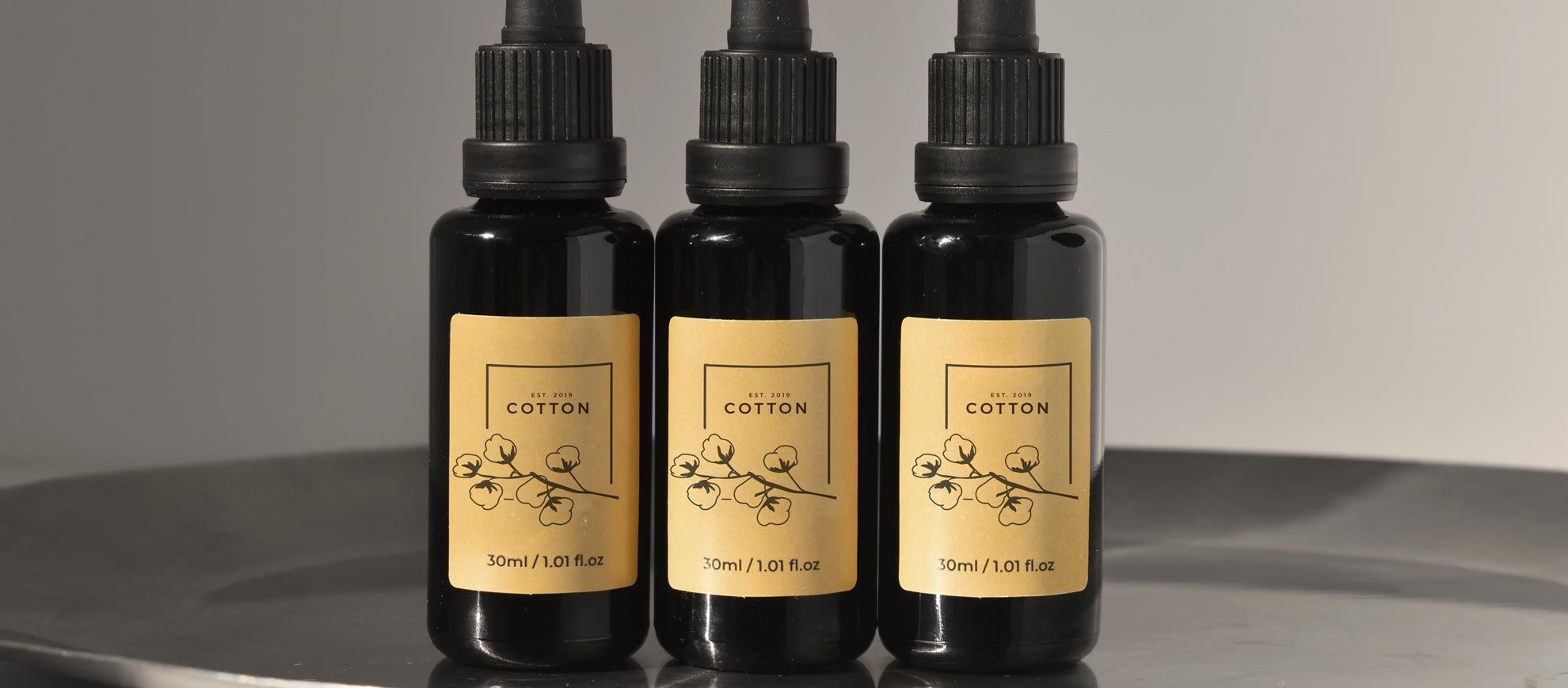 Presenta l'identità del tuo brand con etichette stampate personalizzate su confezioni premium. Queste eleganti etichette dorate su flaconi neri dimostrano la finitura professionale e l'impatto visivo che la stampa di etichette personalizzate offre per le linee di prodotti cosmetici e specializzati. Eleva la presentazione dei tuoi prodotti con design di etichette di alta qualità che fanno spiccare…