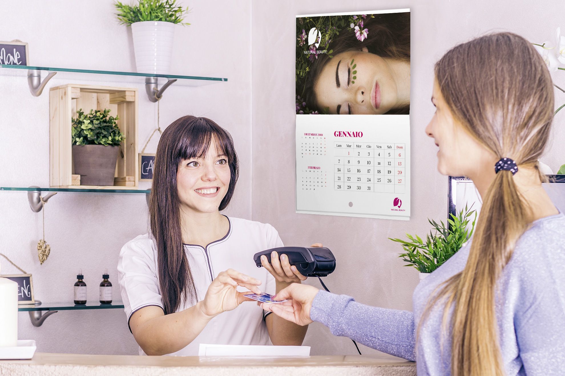 Calendari personalizzati progettati per aziende e uffici professionali. Questa immagine lifestyle mostra come i calendari personalizzati migliorano l'organizzazione del luogo di lavoro e il branding aziendale. Ideale per le aziende che desiderano combinare funzionalità e estetica professionale nell'ambiente ufficio.