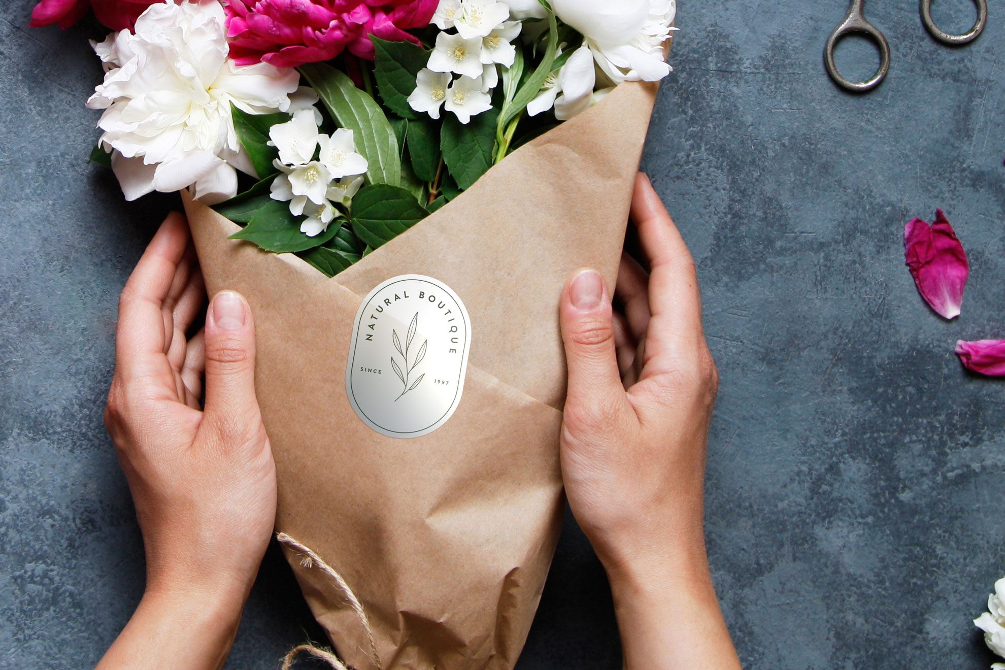 Borsa carta kraft etichetta adesiva personalizzata con angoli arrotondati per fioristi piccole aziende. Sprint24.