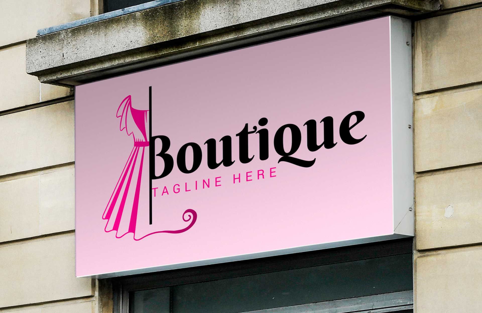 Insegna di boutique professionale con sfondo rosa distintivo e design del logo ispirato all'abito. Le insegne personalizzate per negozi come questa sono strumenti di marketing essenziali per attirare i clienti, stabilire l'identità del marchio in strada e invitare i potenziali clienti nel vostro spazio di vendita. Ideale per le boutique di moda e i negozi specializzati che cercano un branding est…