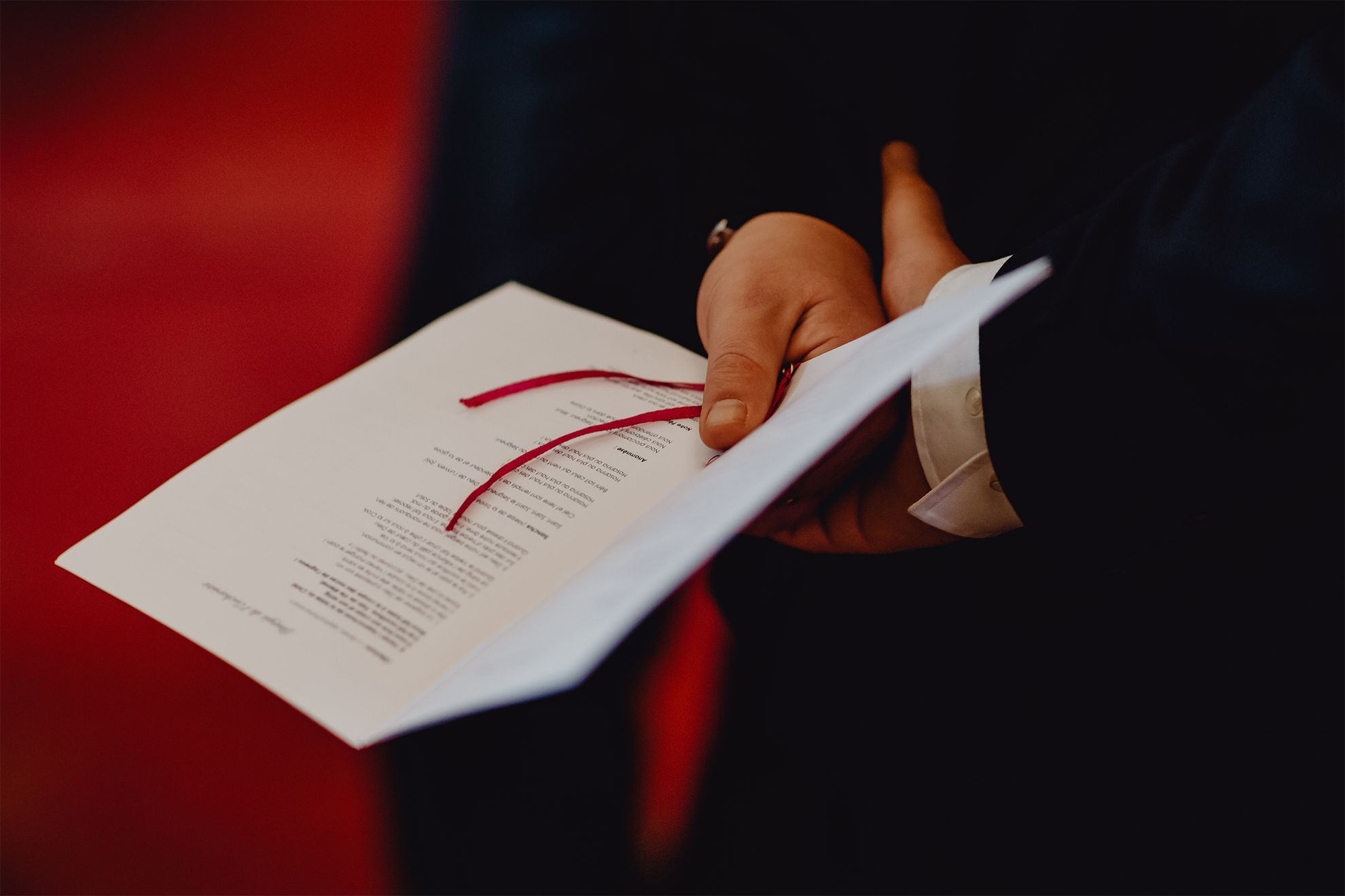 Questo libretto del programma matrimoniale mostra un design personalizzato elegante con tipografia raffinata e accenti di colore. Un libretto matrimonio ben progettato aiuta gli invitati a seguire la cerimonia aggiungendo un tocco personale al vostro matrimonio. Perfetto per creare una presentazione memorabile e professionale per il vostro giorno speciale.