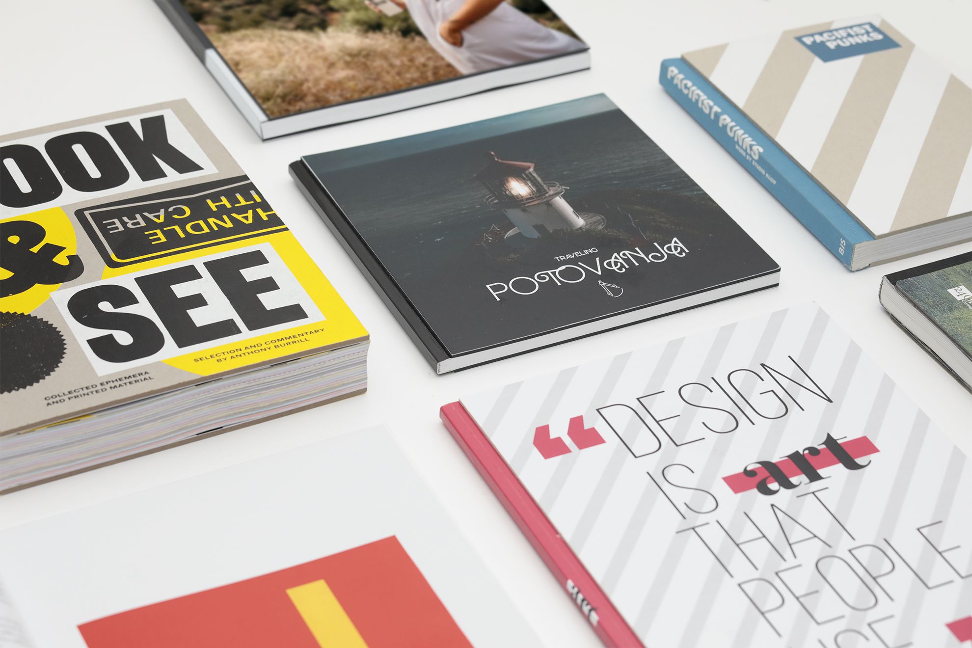 Libri con copertina rigida di qualità premium e materiali di stampa personalizzati rilegati che mostrano l'artigianato professionale della Rilegatura Bodoniana. Ogni pezzo dimostra la qualità dei servizi di stampa personalizzata online disponibili tramite Sprint24. Perfetto per portfolio di design, pubblicazioni personalizzate e progetti che richiedono una qualità di rilegatura superiore.