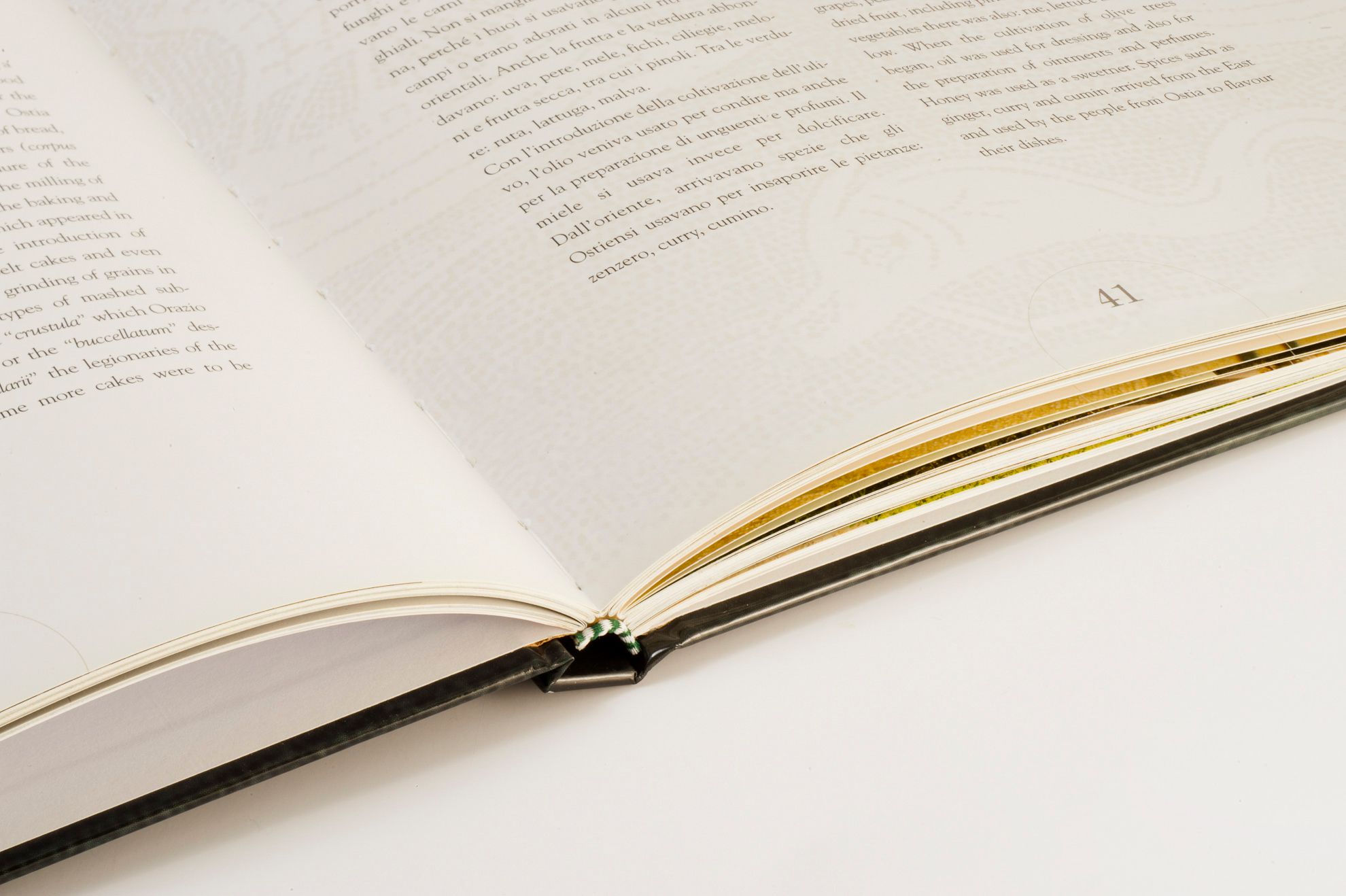Libro cartonato di alta qualità con pagine patinate opache e rilegatura cucita di precisione. Questo esempio di stampa di copertina rigida mostra dettagli interni professionali e costruzione pagine fluida. Perfetto per la stampa di libri personalizzati, riviste e pubblicazioni professionali.