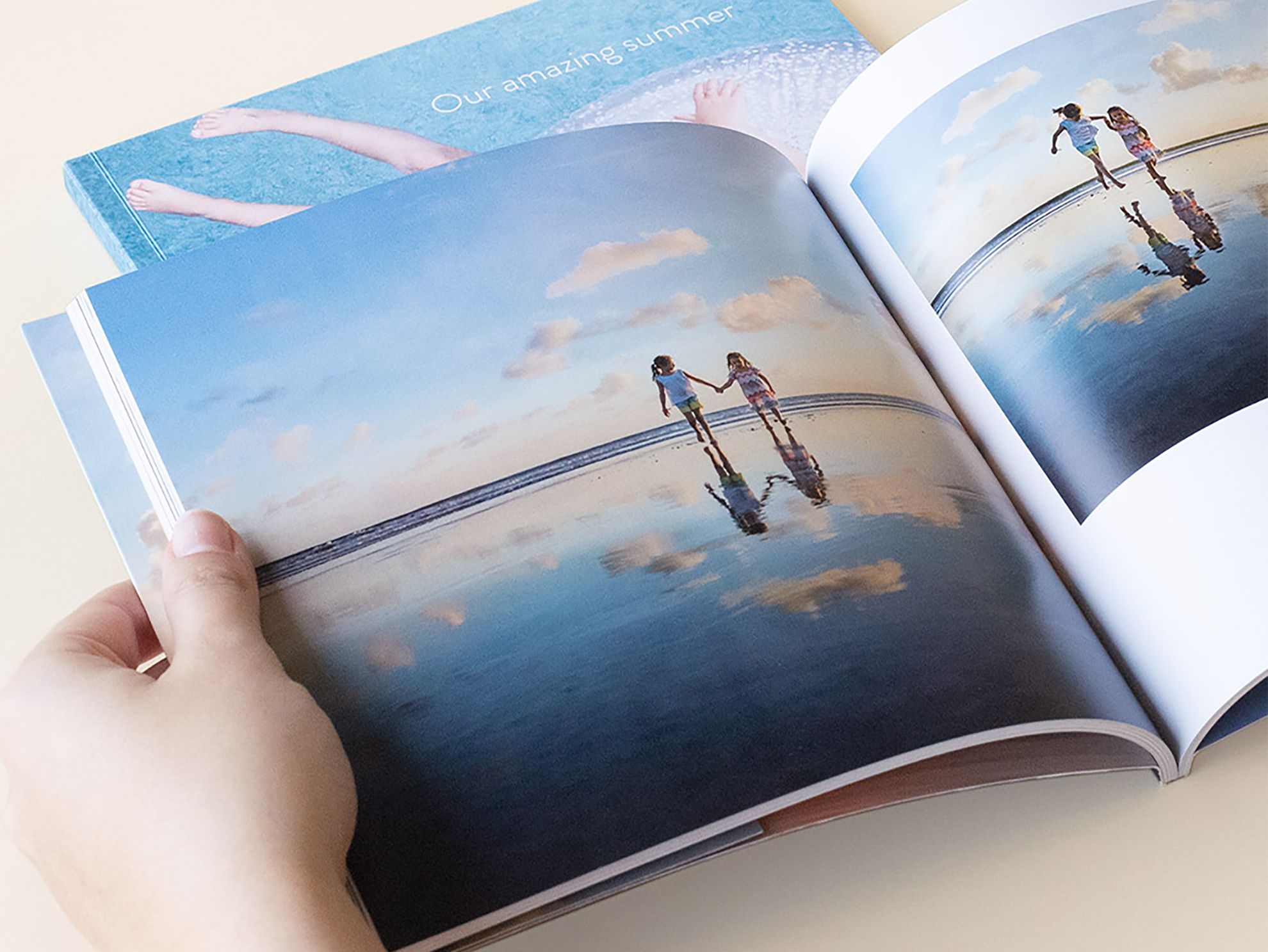 I libri in brossura garantiscono stampa di qualità professionale ideale per libri fotografici, cataloghi e portfolio. Le pagine lucide mostrano immagini vivaci con precisione cromatica eccezionale e durabilità. La rilegatura in brossura personalizzata offre una presentazione elegante per guide turistiche, riviste e collezioni fotografiche premium.