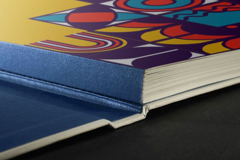 Libro rilegato con rilegatura svizzera e design colorato Libro rilegato premium con rilegatura svizzera per stampe personalizzate e portfolio. Sprint24.