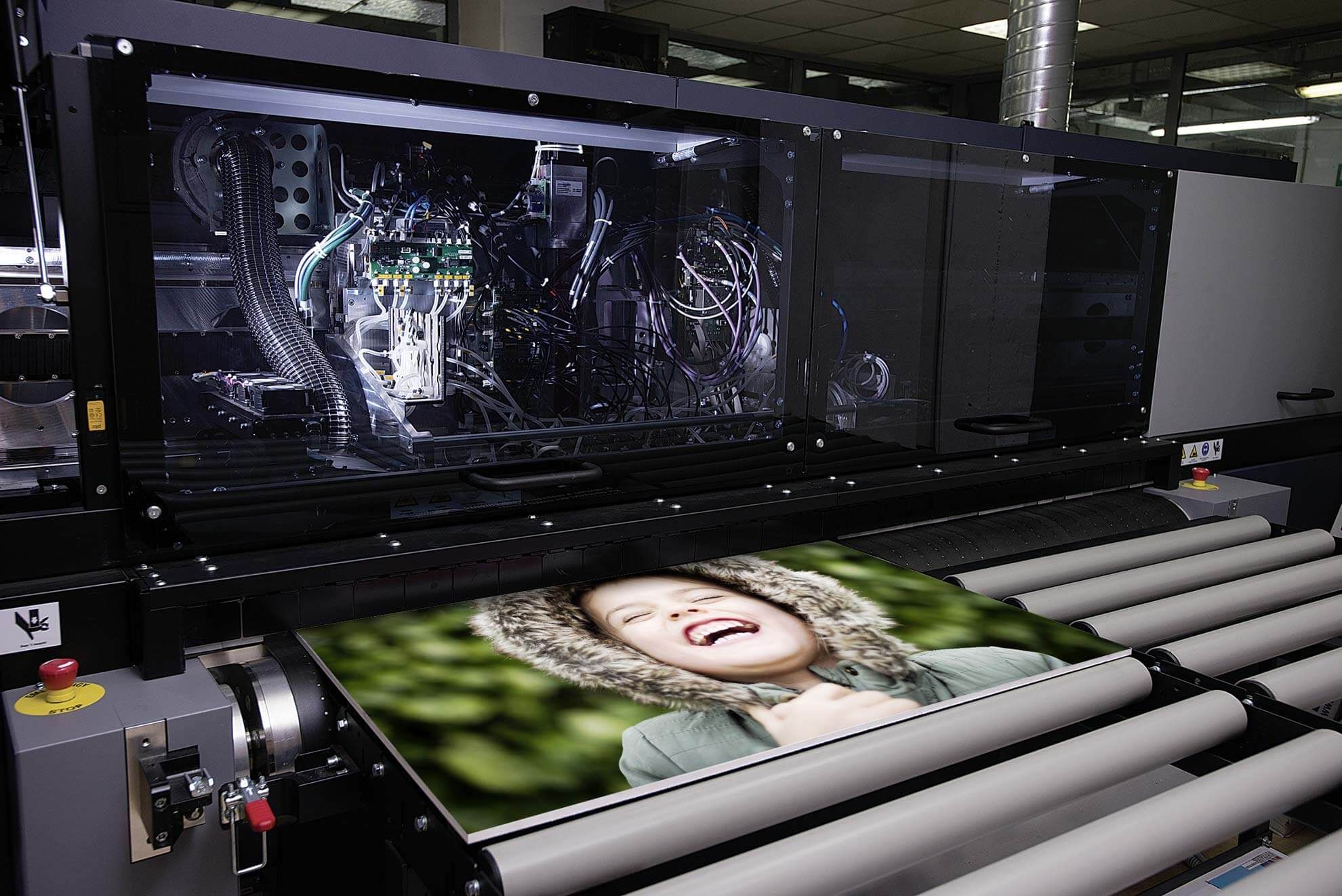La nostra attrezzatura di stampa digitale all'avanguardia fornisce immagini vivaci e di alta qualità direttamente su superfici in vetro. Questo sistema di produzione avanzato dà vita ai tuoi ricordi e momenti speciali con una precisione del colore eccezionale e durabilità. Scopri come la stampa digitale professionale su vetro trasforma le tue foto care in arte da parete straordinaria e duratura.