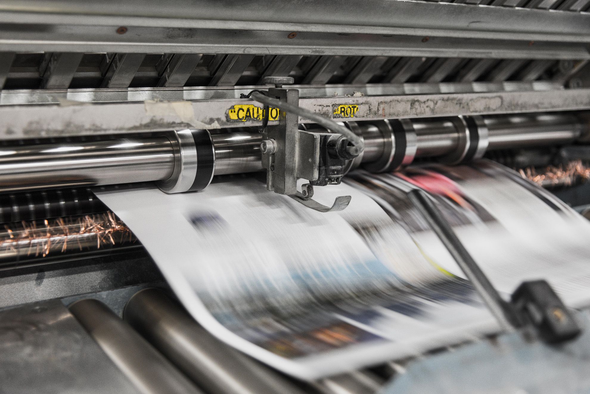 Macchina di stampa a colori professionale in azione, che mostra la tecnologia avanzata dietro la stampa grafica di alta qualità. La nostra attrezzatura all'avanguardia garantisce la riproduzione precisa dei colori e un'uscita nitida per tutti i progetti di stampa personalizzati. Consegnato con qualità garantita e tempi di consegna affidabili, perfetto per le aziende che cercano soluzioni di stamp…