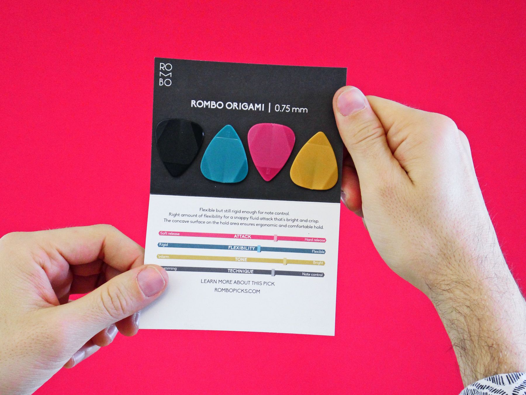 Esplora campioni fisici di volantini con varie opzioni di colore e design per comprendere l'impatto visivo delle diverse misure. Scopri come appaiono i volantini stampati in mano, aiutandoti a scegliere le giuste dimensioni per la tua campagna pubblicitaria locale. Questi mockup dimostrano la qualità e la presentazione professionale dei diversi formati di volantini.