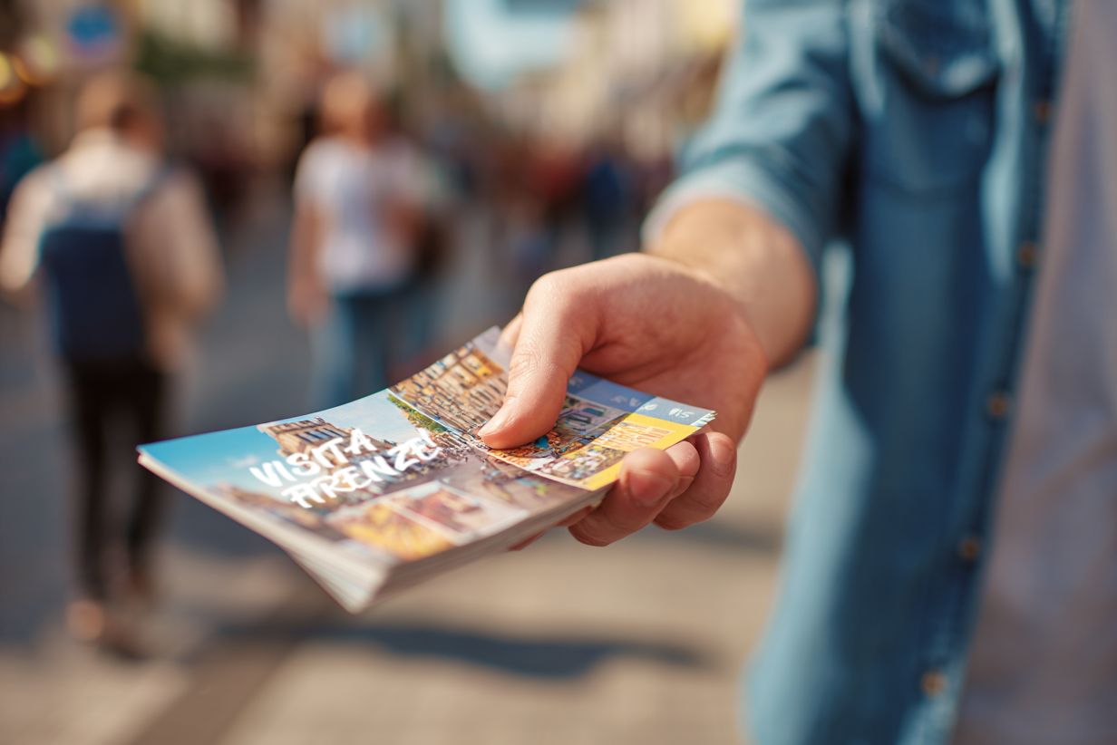 Dai risalto al tuo marchio con biglietti da visita personalizzati professionali. Questa immagine mostra stampa offset di alta qualità perfetta per eventi di networking, campagne promozionali e riunioni d'affari. Sprint24 offre carte stampate vivaci e durevoli, personalizzate secondo le tue specifiche di progettazione.