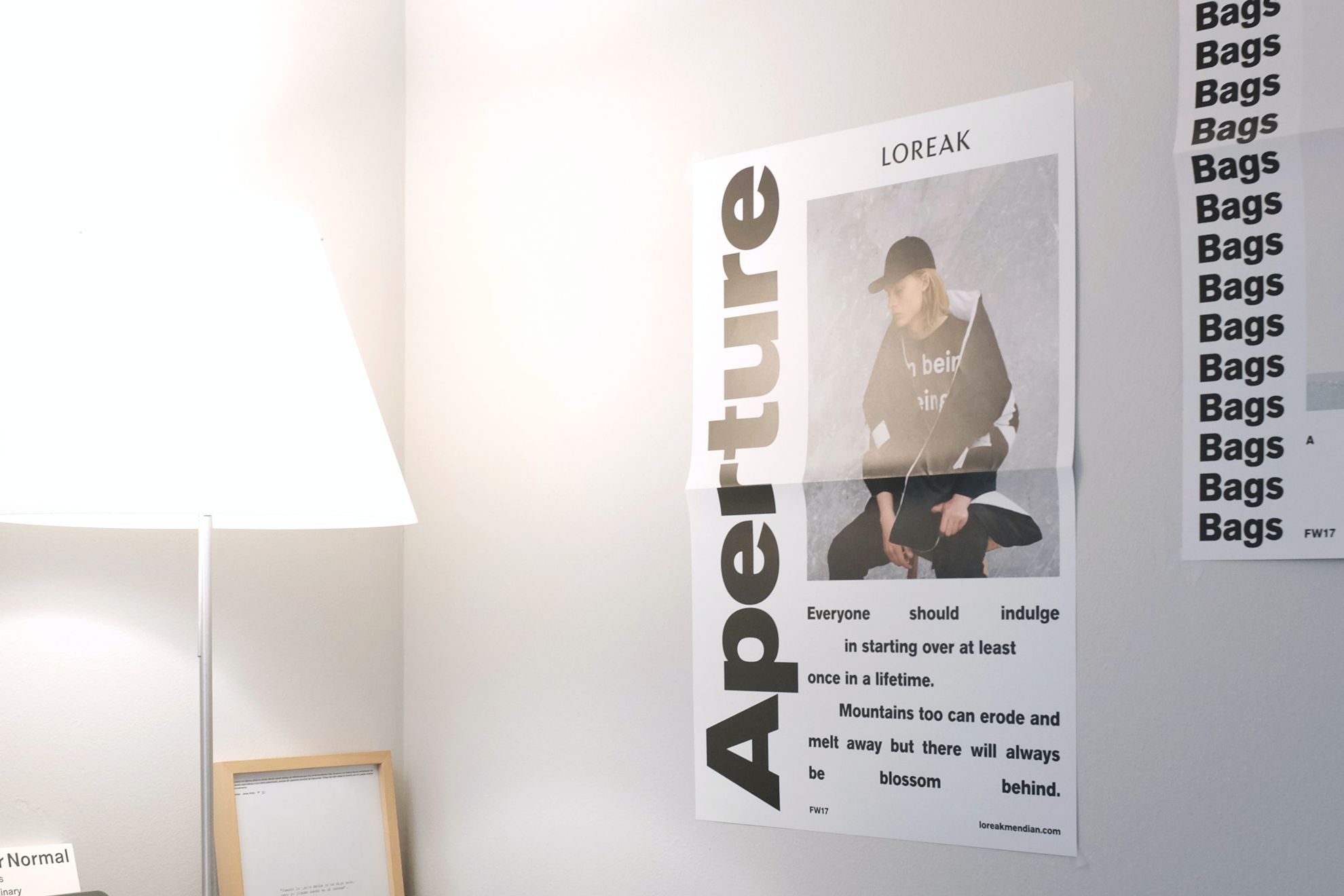 Scopri un esempio reale di una locandina stampata professionalmente appesa su una parete interna, mostrando le dimensioni ideali per un impatto visivo massimo. Questo mockup dimostra come le dimensioni standard delle locandine funzionano in spazi reali, fornendo un riferimento essenziale per selezionare le giuste dimensioni di locandina per la tua campagna pubblicitaria. Utilizza questo esempio p…