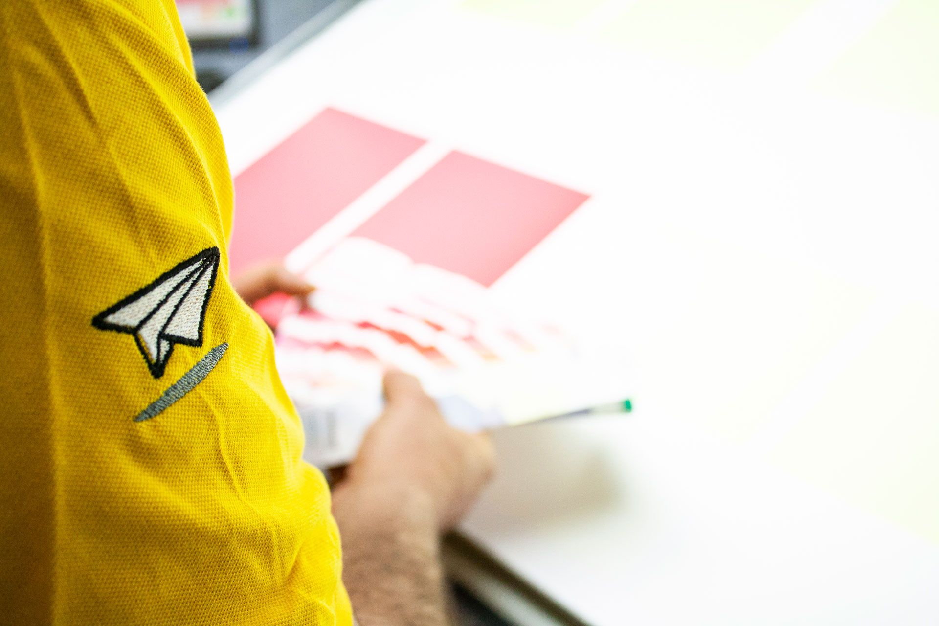 Il team esperto di Sprint24 ispeziona attentamente ogni prodotto stampato per garantire qualità superiore e soddisfazione del cliente. Questo processo di controllo qualità è essenziale per fornire soluzioni di stampa professionale in tutti i nostri servizi digitali e offset. Dalle biglietti da visita ai materiali promozionali, la nostra ispezione rigorosa garantisce che ogni lavoro di stampa sodd…