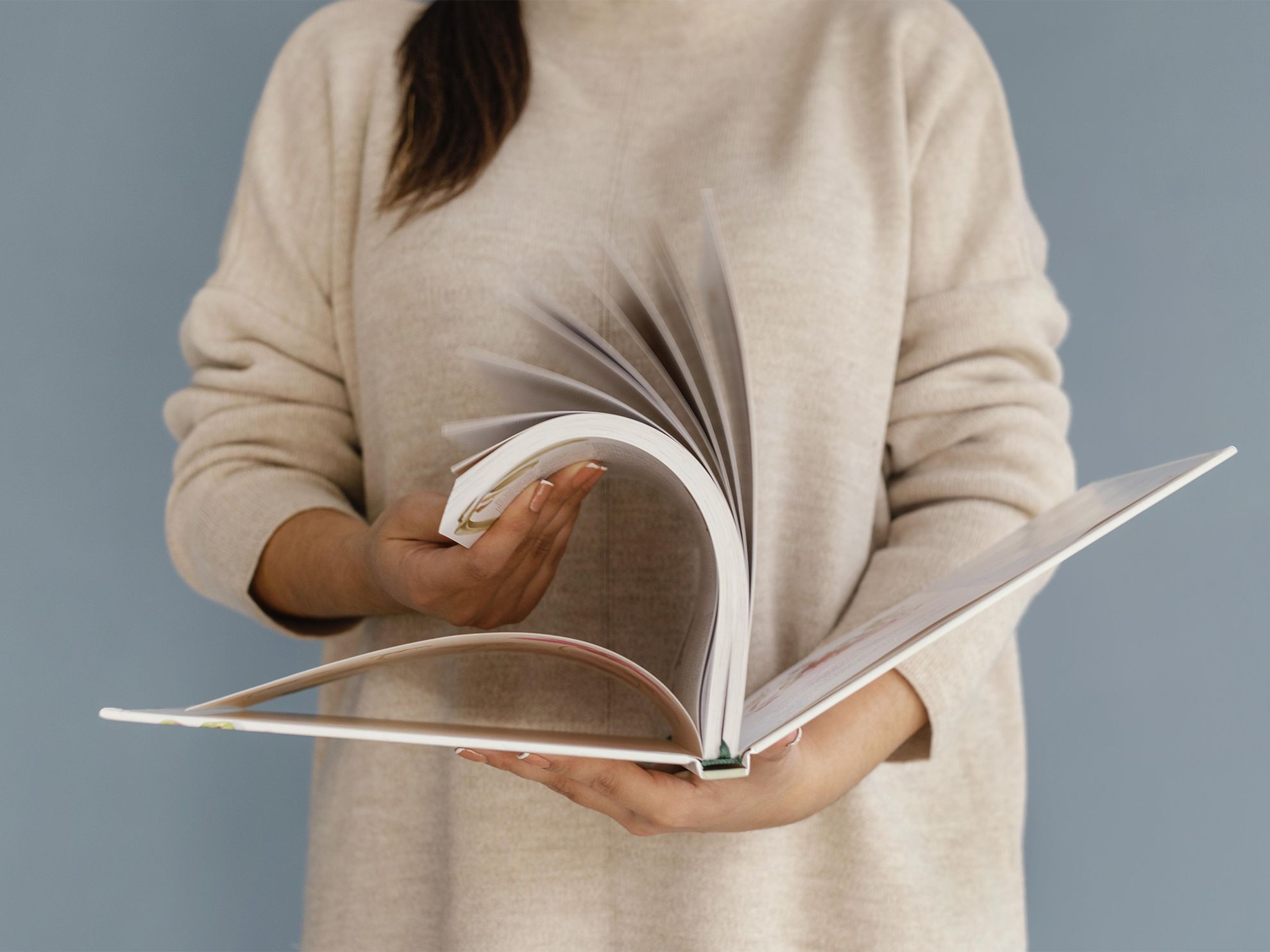 Stampa libri cartonati personalizzati online con rilegatura di qualità professionale e copertine in tessuto o pelle resistente. Ideale per portfolio, libri fotografici ed editoria premium. Configura le opzioni e ordina con un clic per una consegna veloce.