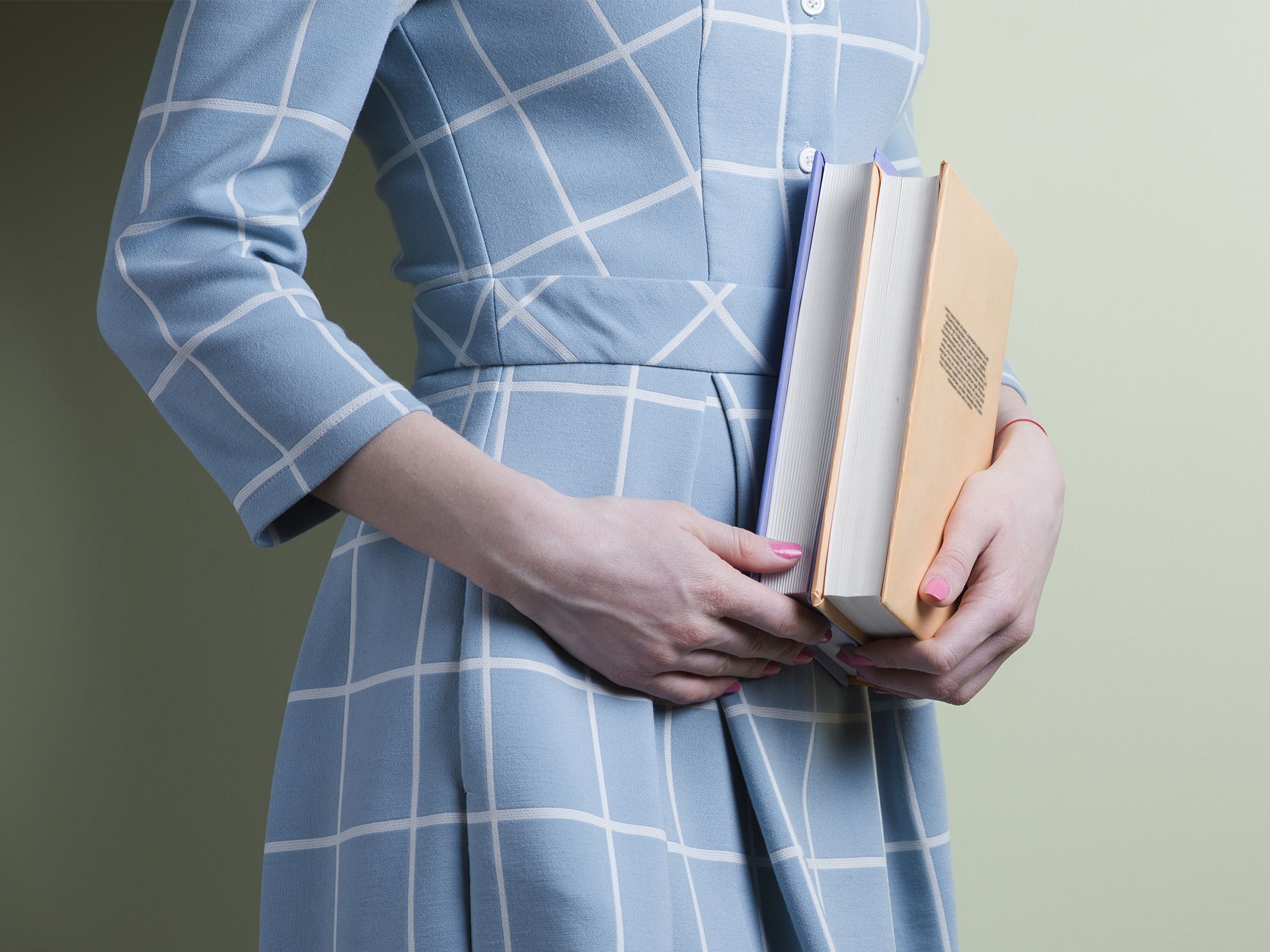Pila di libri cartonati rilegati stampati professionalmente e pronti per la distribuzione. Questi libri personalizzati mostrano qualità superiore e durabilità ideali per portfolio, album fotografici e pubblicazioni professionali. Ordina i tuoi libri cartonati di alta qualità online a prezzi vantaggiosi con Sprint24.