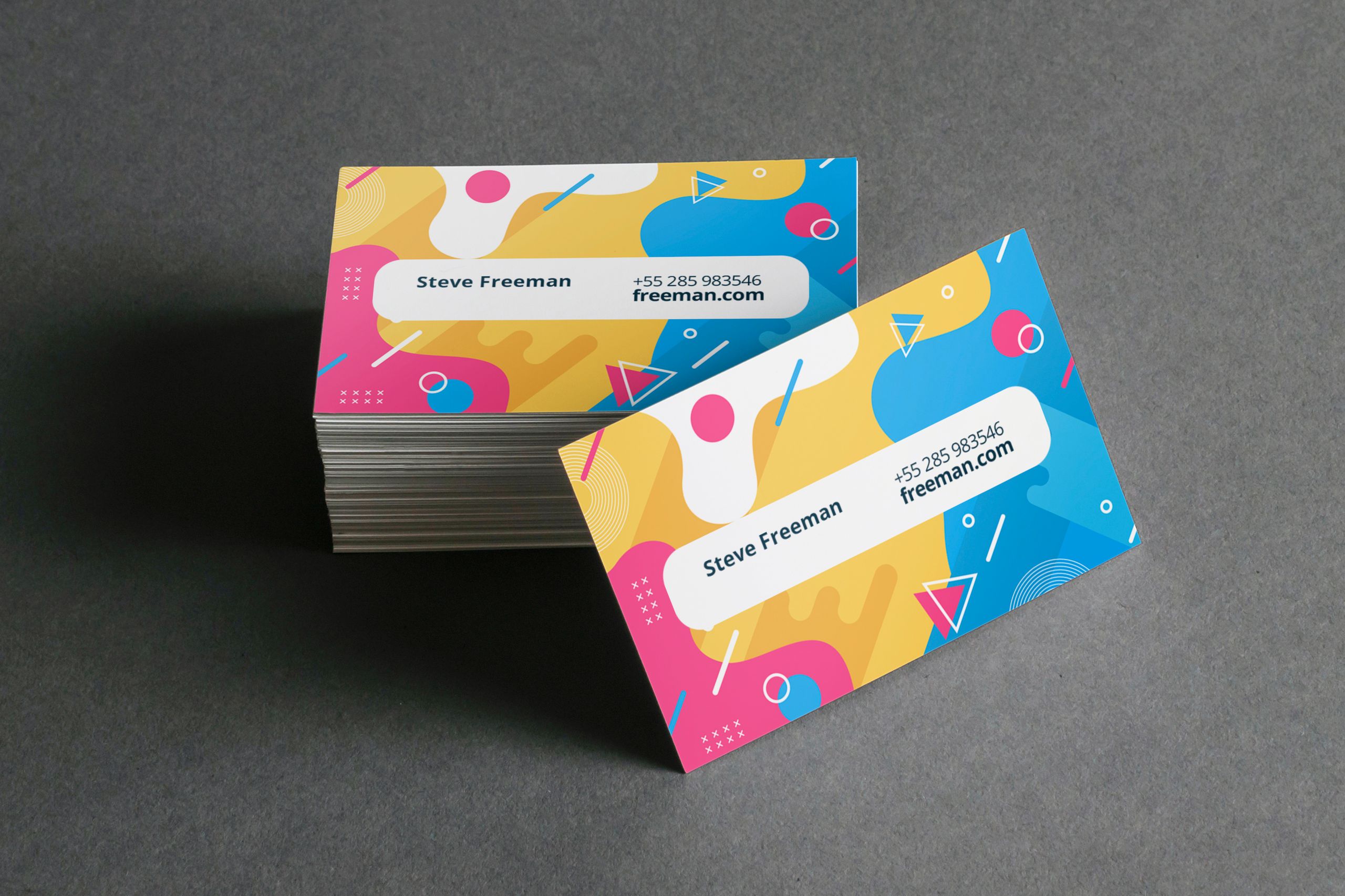 Due pile di biglietti da visita extra-spessi con un design astratto audace in blu, giallo e rosa con angoli arrotondati per "Steve Freeman". Questi layout creativi evidenziano la varietà di modelli premium disponibili per la stampa personalizzata su Sprint24. I colori vivaci e le forme giocose sono ideali per i professionisti moderni che cercano un biglietto distintivo.