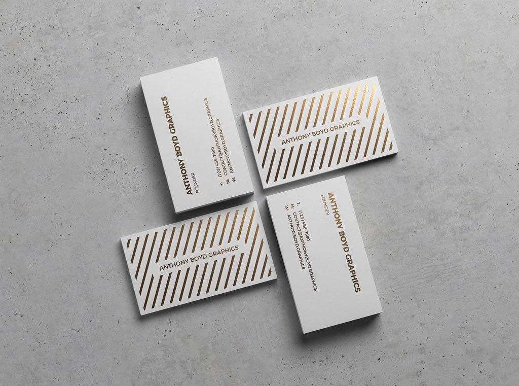 Più biglietti da visita bianchi impilati su cemento grigio con motivo a righe diagonali in oro rosa e tipografia minimale. I biglietti da visita accattivanti con pattern geometrici in doratura metallica sono ideali per architetti, designer d'interni e professionisti moderni che cercano un'identità stampata contemporanea e tattile.