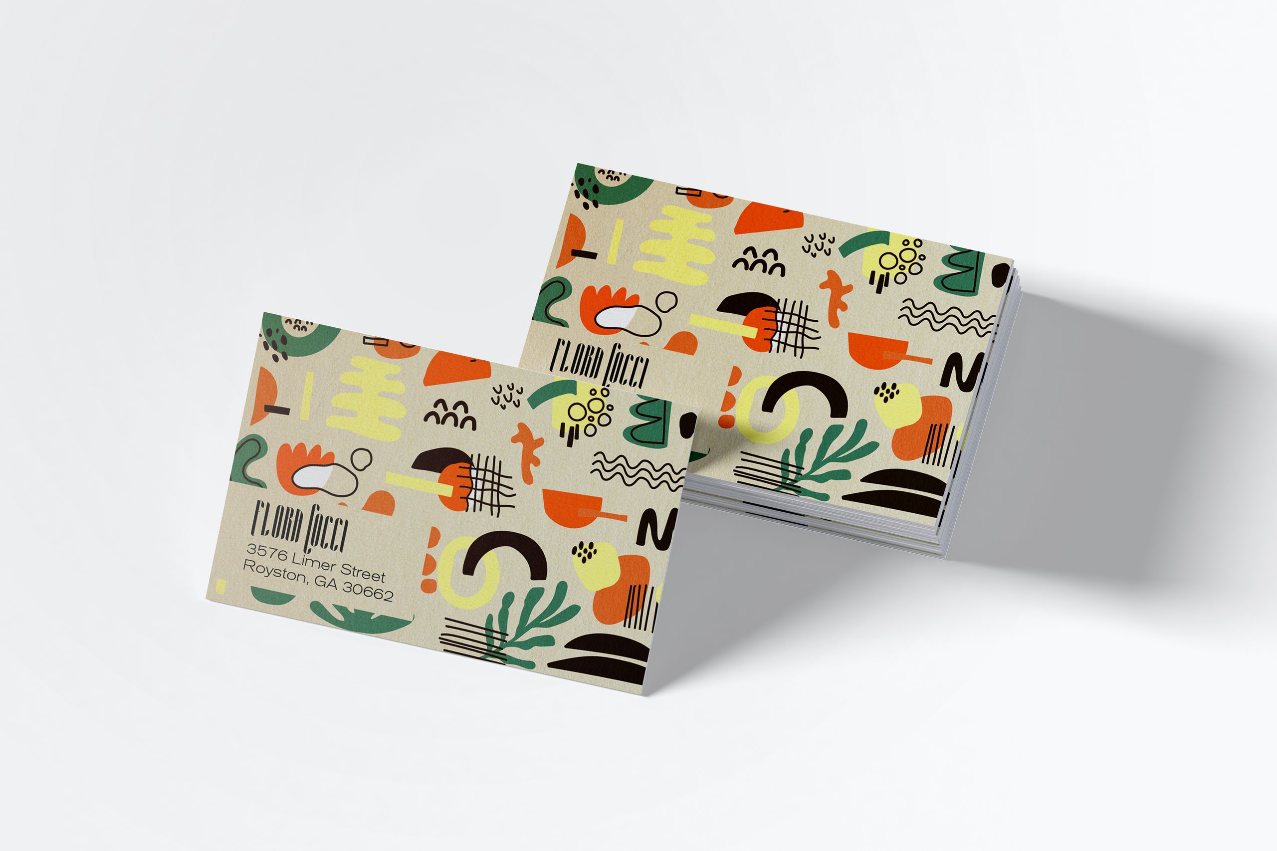 Due pile di biglietti da visita personalizzati con un vivace motivo botanico in arancione, verde e forme astratte su sfondo beige caldo. Questi modelli di biglietti da visita mostrano le possibilità creative per la stampa online su Sprint24. Scegli il layout preferito e stampa biglietti da visita di alta qualità con colori vivaci e finitura professionale.