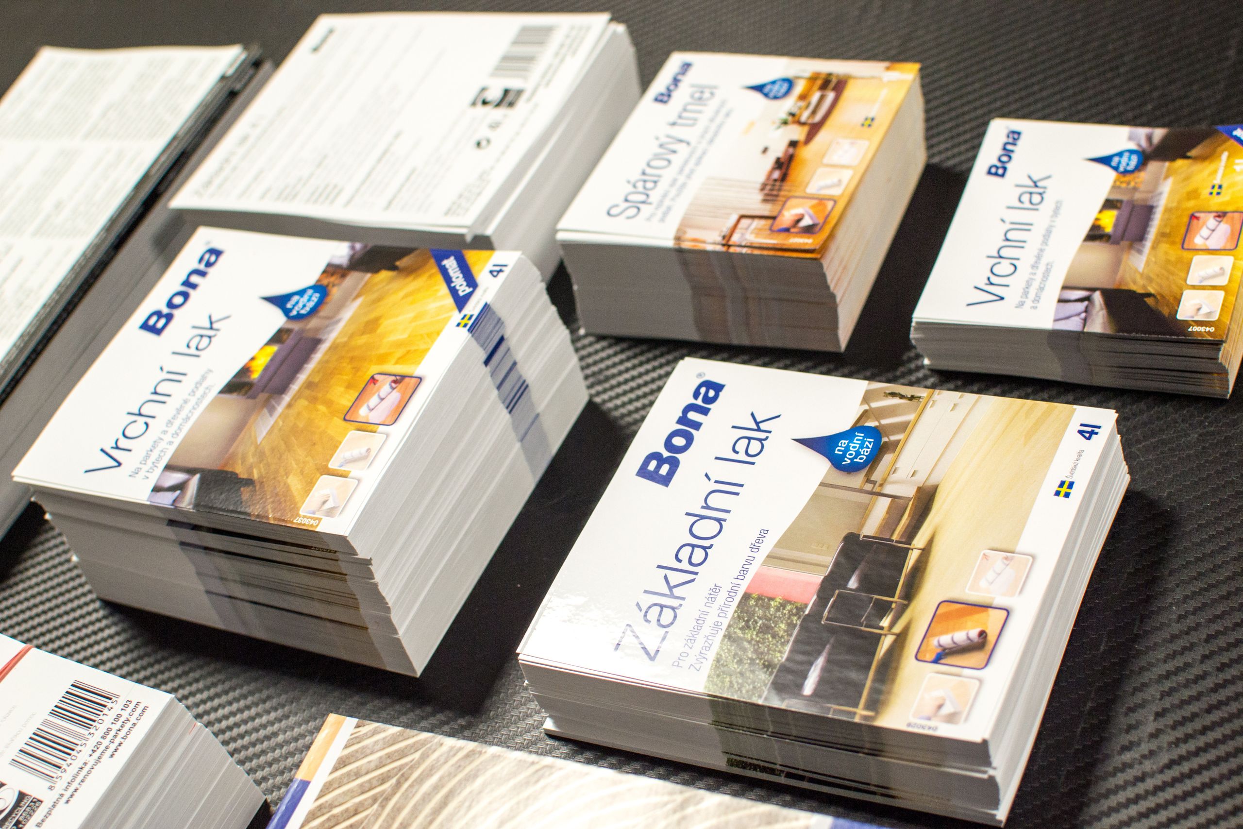Volantini pubblicitari professionali stampati e raggruppati per la distribuzione. Questi materiali promozionali versatili rimangono uno dei strumenti di marketing più efficaci per le aziende. I volantini stampati offrono risultati comprovati per raggiungere e coinvolgere i clienti nell'era digitale.