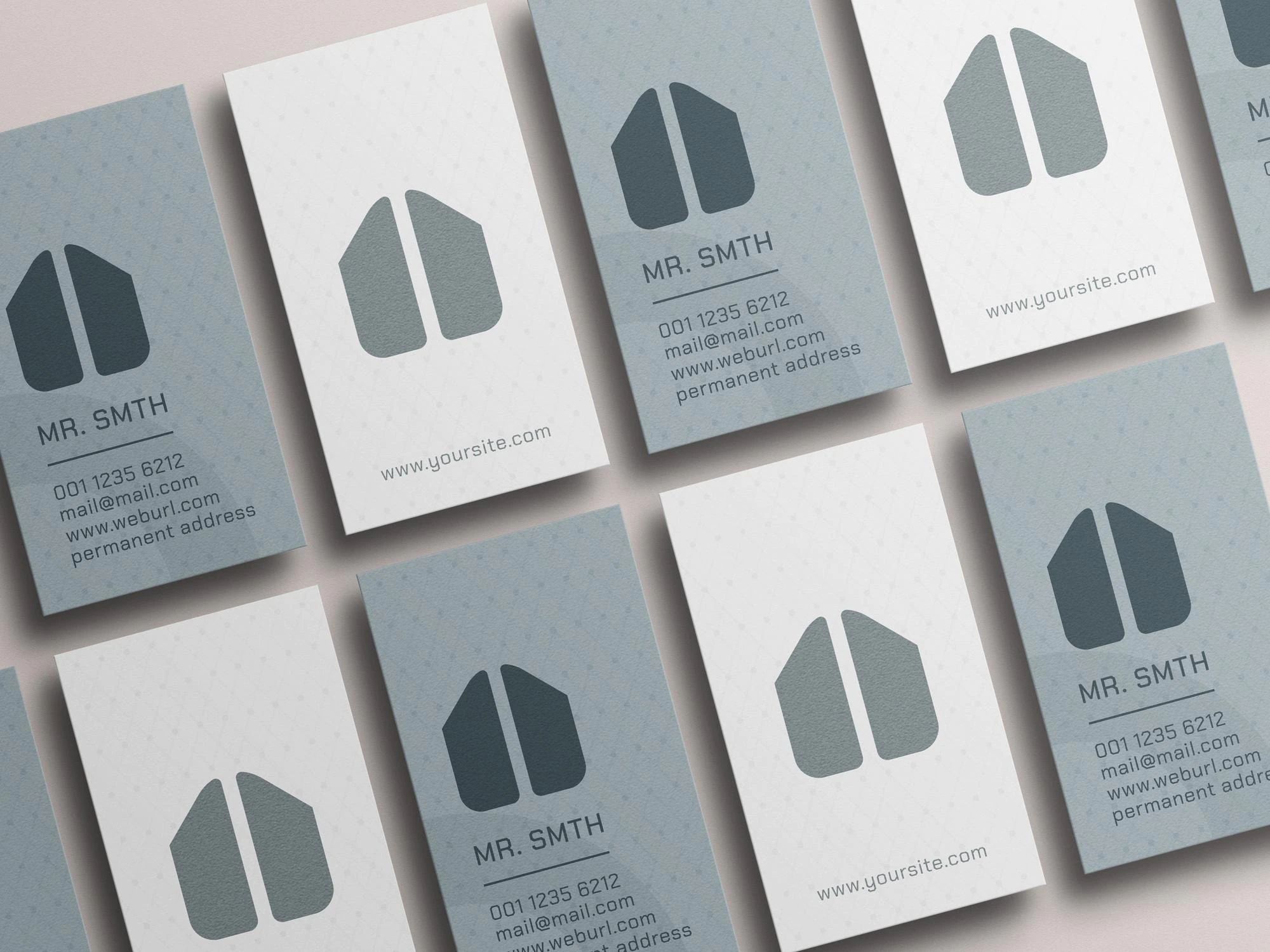 Più biglietti da visita verticali per Mr. Smith con logo geometrico casa grigio-blu su carta azzurra, fronte e retro. I biglietti da visita verticali sono il formato ideale per agenti immobiliari, architetti, interior designer e professionisti delle costruzioni che desiderano un'identità stampata moderna e professionale.