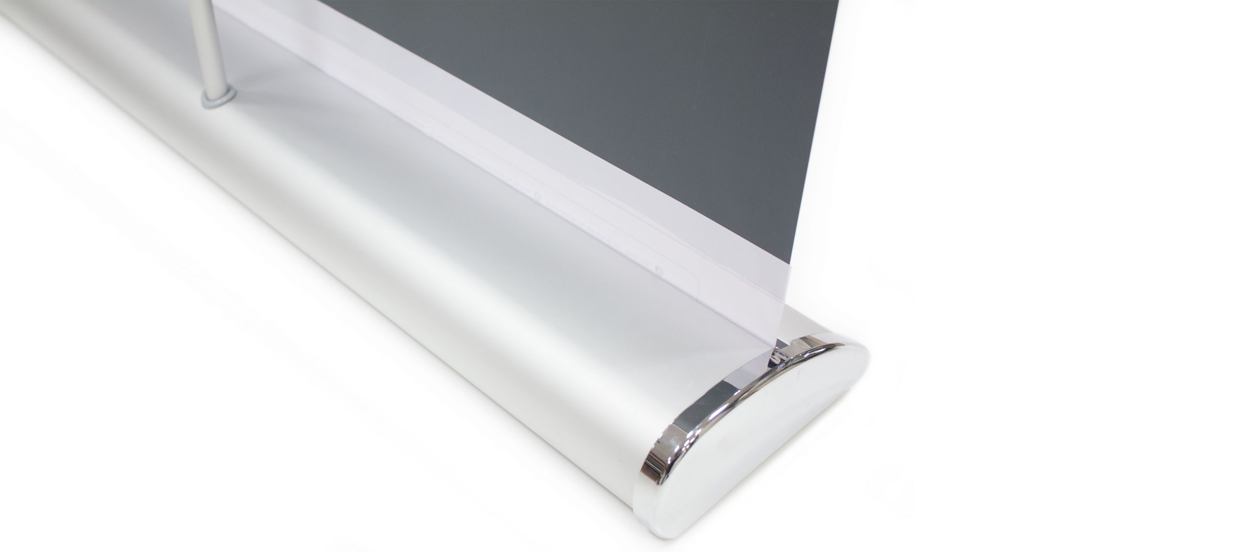 Un primo piano della base in alluminio argentato di un banner roll-up che mostra la cassetta retrattile e il palo di supporto. Questa immagine di dettaglio evidenzia la qualità della meccanica utilizzata nei banner roll-up di Sprint24 — la robusta base in alluminio garantisce stabilità e la cassetta a molla consente montaggio e arrotolamento rapidi.