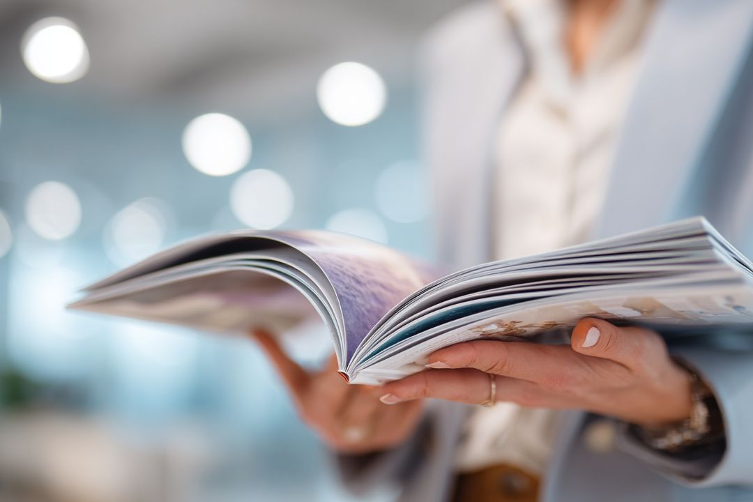 Presenta le tue pubblicazioni editoriali personalizzate con qualità e impatto professionali. Perfetto per riviste, cataloghi e libri progettati per affascinare il tuo pubblico. La nostra stampa premium garantisce colori brillanti e una finitura impeccabile su ogni pagina.