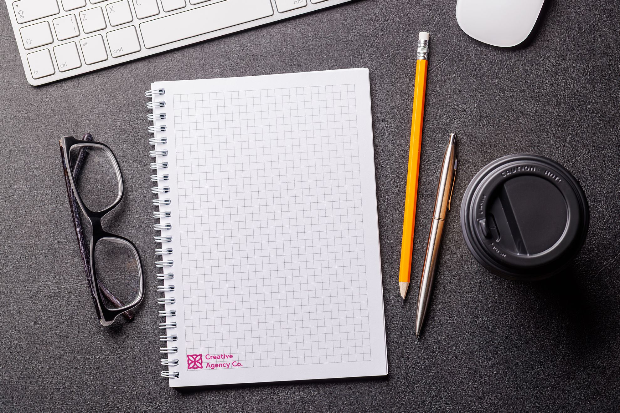 Quaderni personalizzati a spirale con carta a quadretti, perfetti per il branding professionale e l'uso in ufficio. Ideali per regali aziendali, regali per clienti o cancelleria personalizzata. Stampa il tuo logo direttamente sulla copertina con il nostro servizio di stampa offset premium.