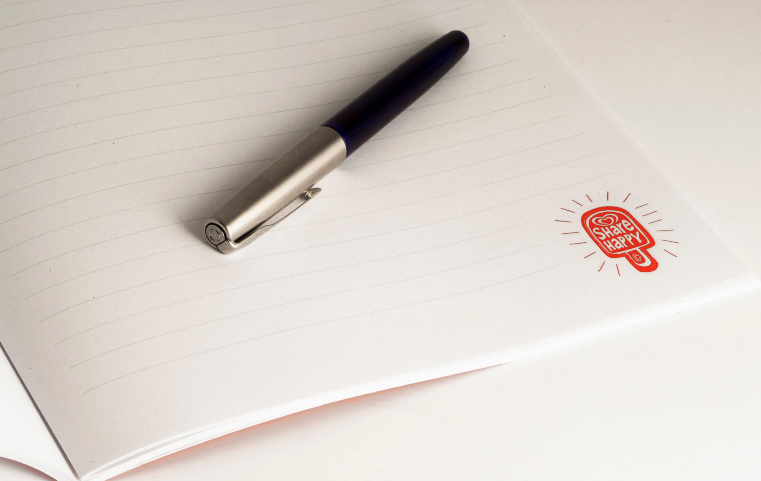 I quaderni stampati personalizzati con il tuo logo creano impressioni durevoli nel quotidiano. Perfetti per i regali ai dipendenti, clienti e partner commerciali, questi quaderni pratici combinano presentazione premium e funzionalità senza tempo. Rafforza l'identità del tuo marchio con un prodotto professionale tanto confortevole quanto memorabile.
