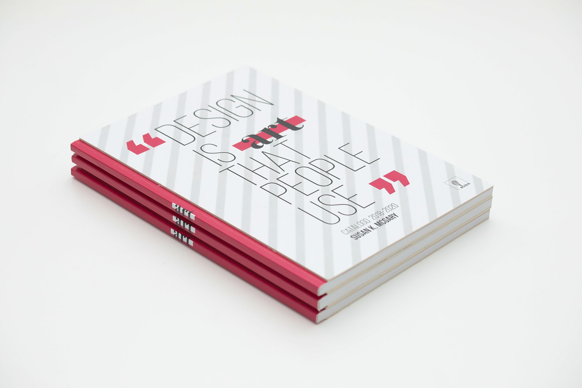 Questo esempio di Rilegatura Bodoniana mostra la nostra stampa personalizzata di alta qualità con distintivi dettagli del dorso in pelle. Progettato per pubblicazioni di qualità, portfolio e progetti speciali, questo stile di rilegatura classico combina eleganza e durabilità. Configura i tuoi libri stampati personalizzati online per una qualità eccezionale a prezzi vantaggiosi.