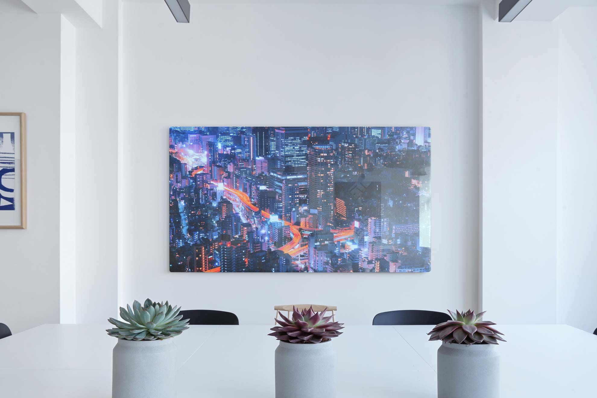 Trasforma il tuo spazio con questo affascinante skyline neon stampato direttamente su vetro acrilico. I colori vibranti sono così intensi che brillano di luce propria, perfetto per catturare l'energia della fotografia urbana. Crea uno stile contemporaneo audace con la chiarezza brillante e la profondità del colore che la stampa diretta su acrilico offre.