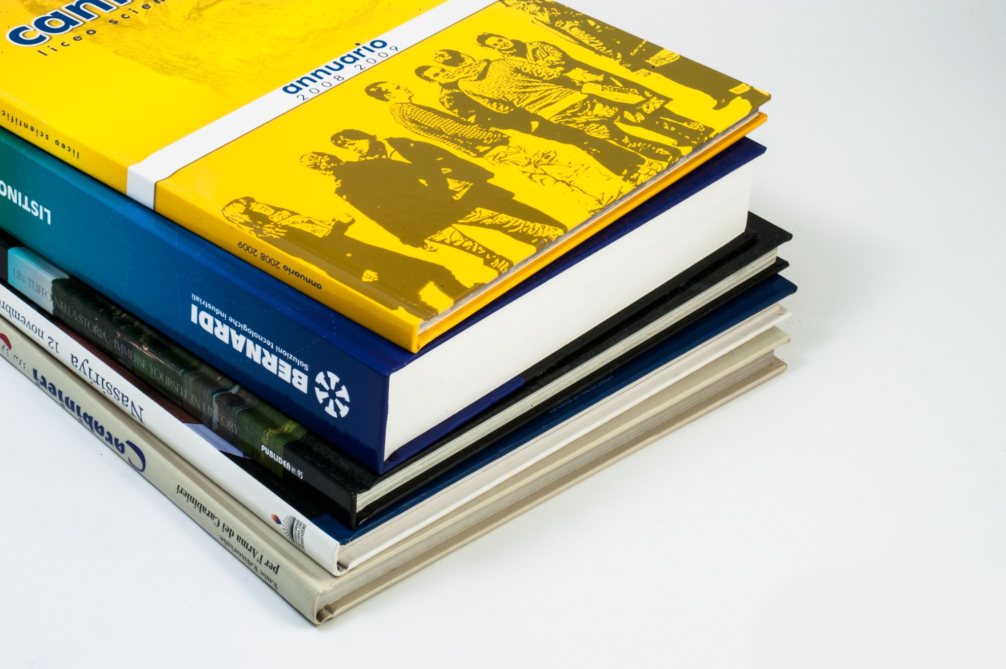 I libri cartonati professionali mostrano la qualità della rilegatura e le varie finiture disponibili. Stampati con rilegatura cucita e laminazione, questi libri dimostrano l'expertise di Sprint24 nella stampa di libri cartonati personalizzati. Ordina i tuoi libri con consegna veloce e prezzi competitivi.